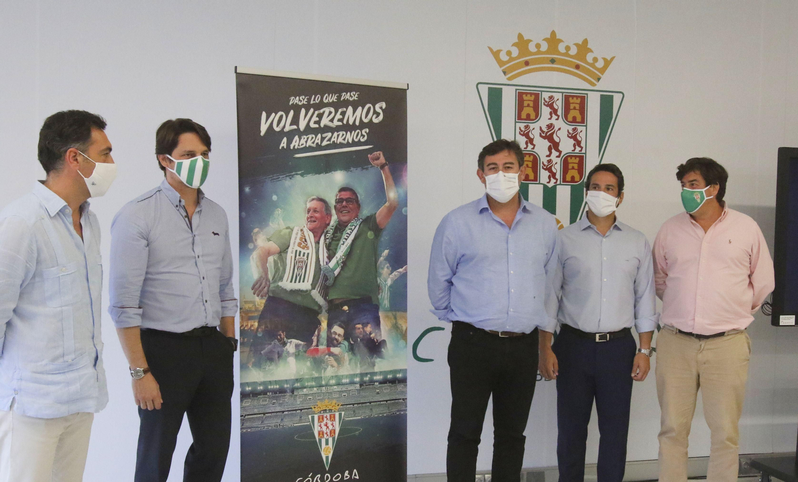Los consejeros del Córdoba CF posan junto a un cartel con el lema de la campaña de abonados.