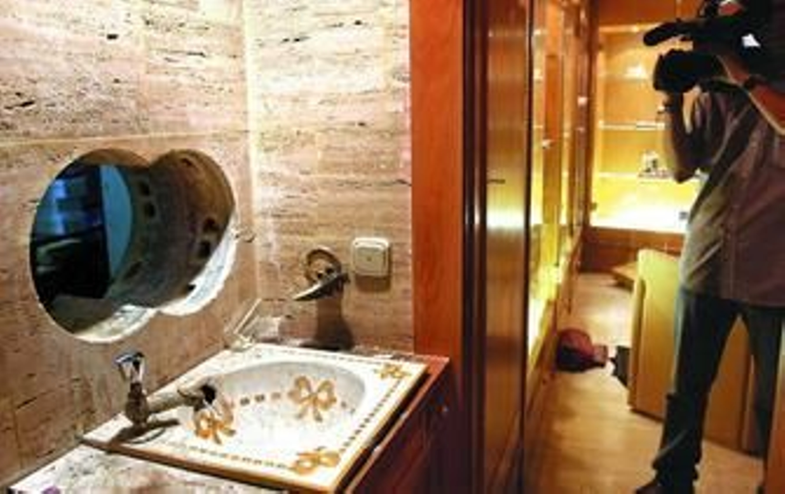 Uno de los butrones realizado por los ladrones que atracaron la joyería Román, en julio de 2001.