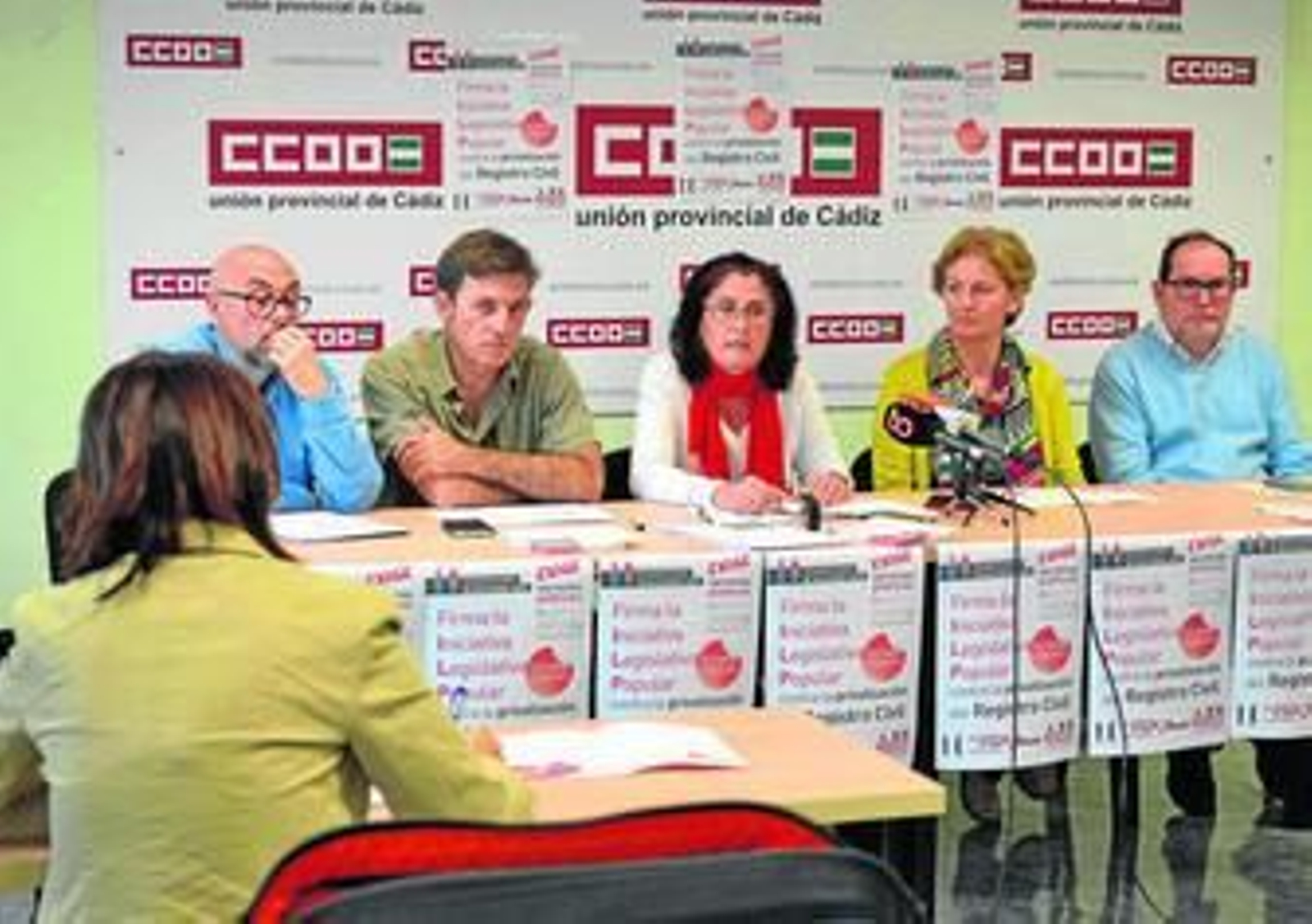 Lola Rodríguez, en el centro, y otros representantes de CCOO, ayer en Cádiz.