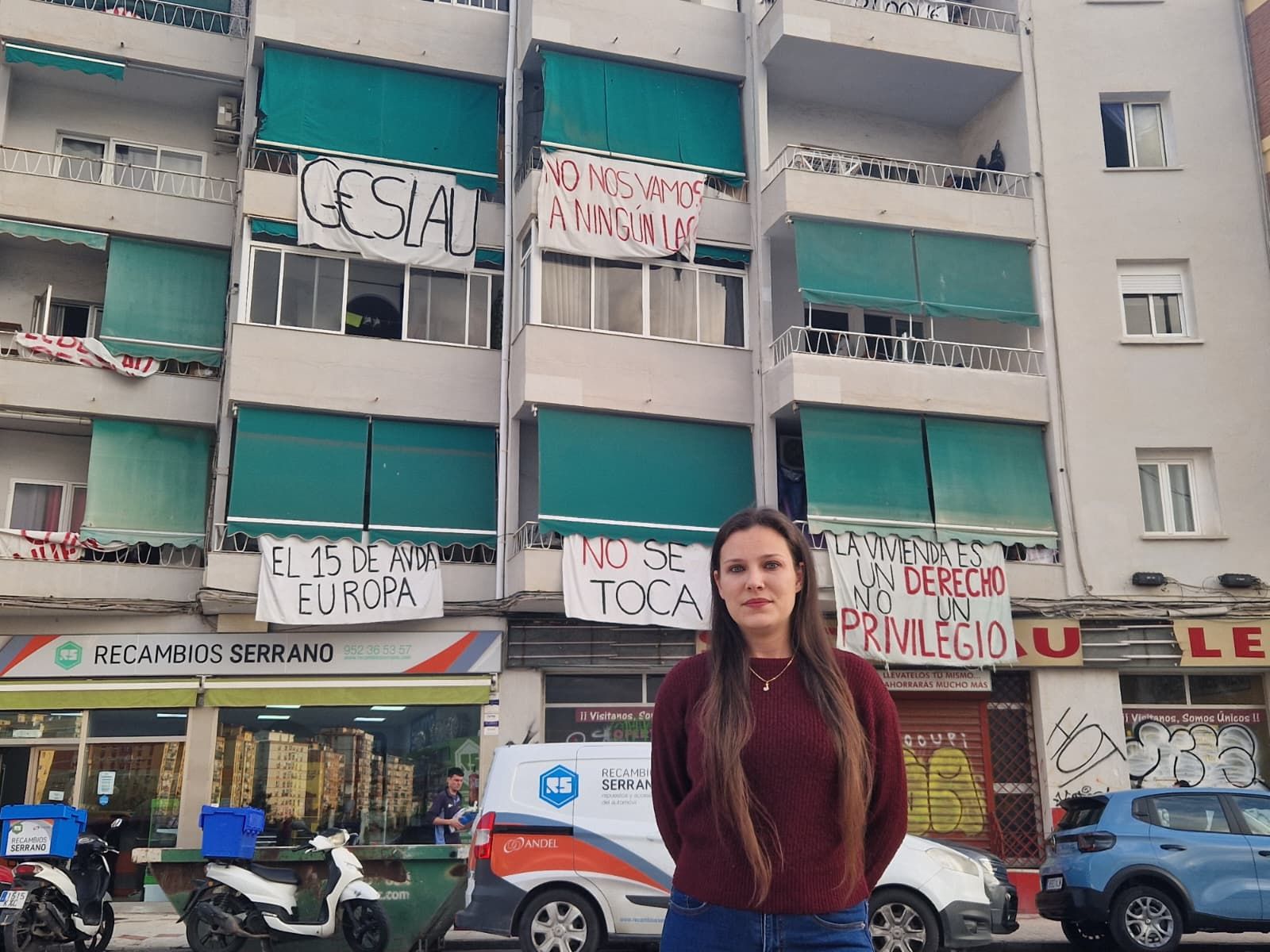 Jessica Muñoz posa frente al bloque 15 de la Avenida Europa.