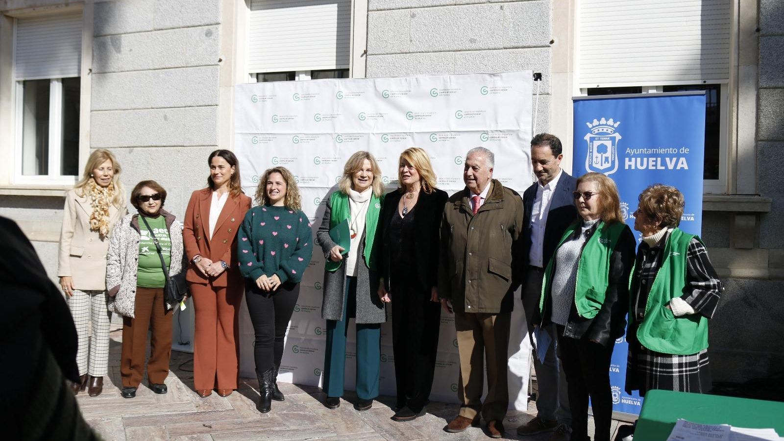 Instituciones en el Día Mundial contra el Cáncer en Huelva.