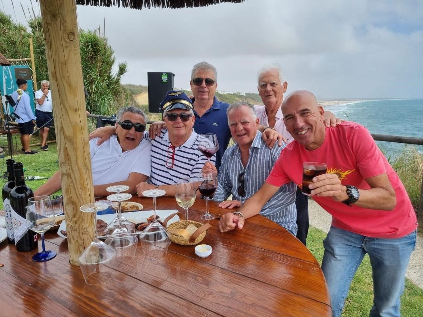 Gerardo García , Juan Mendoza, Rafael Ortiz, y los hermanos Amar durante el festejo.