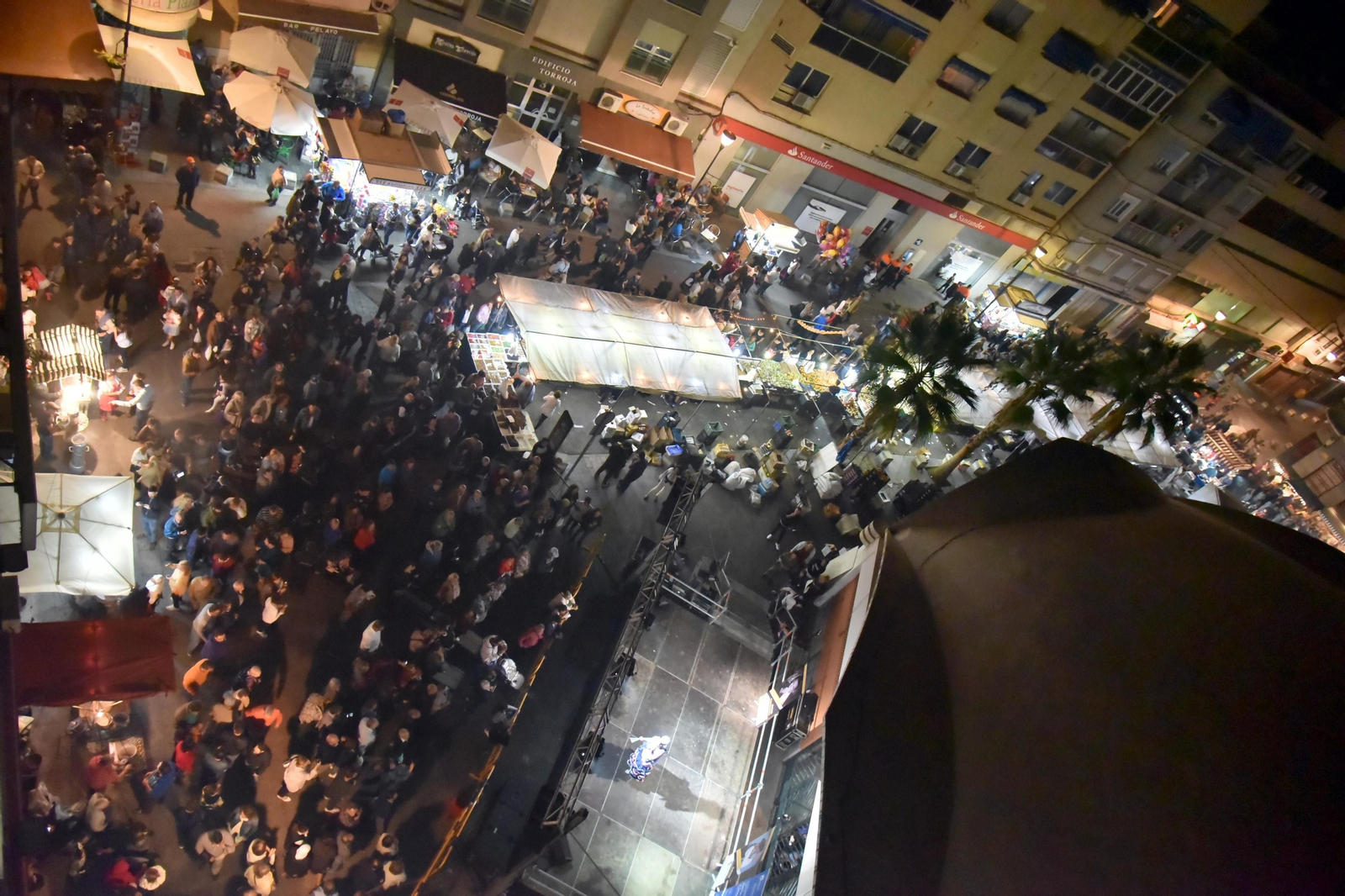 El público rodea el Mercado Ingeniero Torroja, en Tosantos