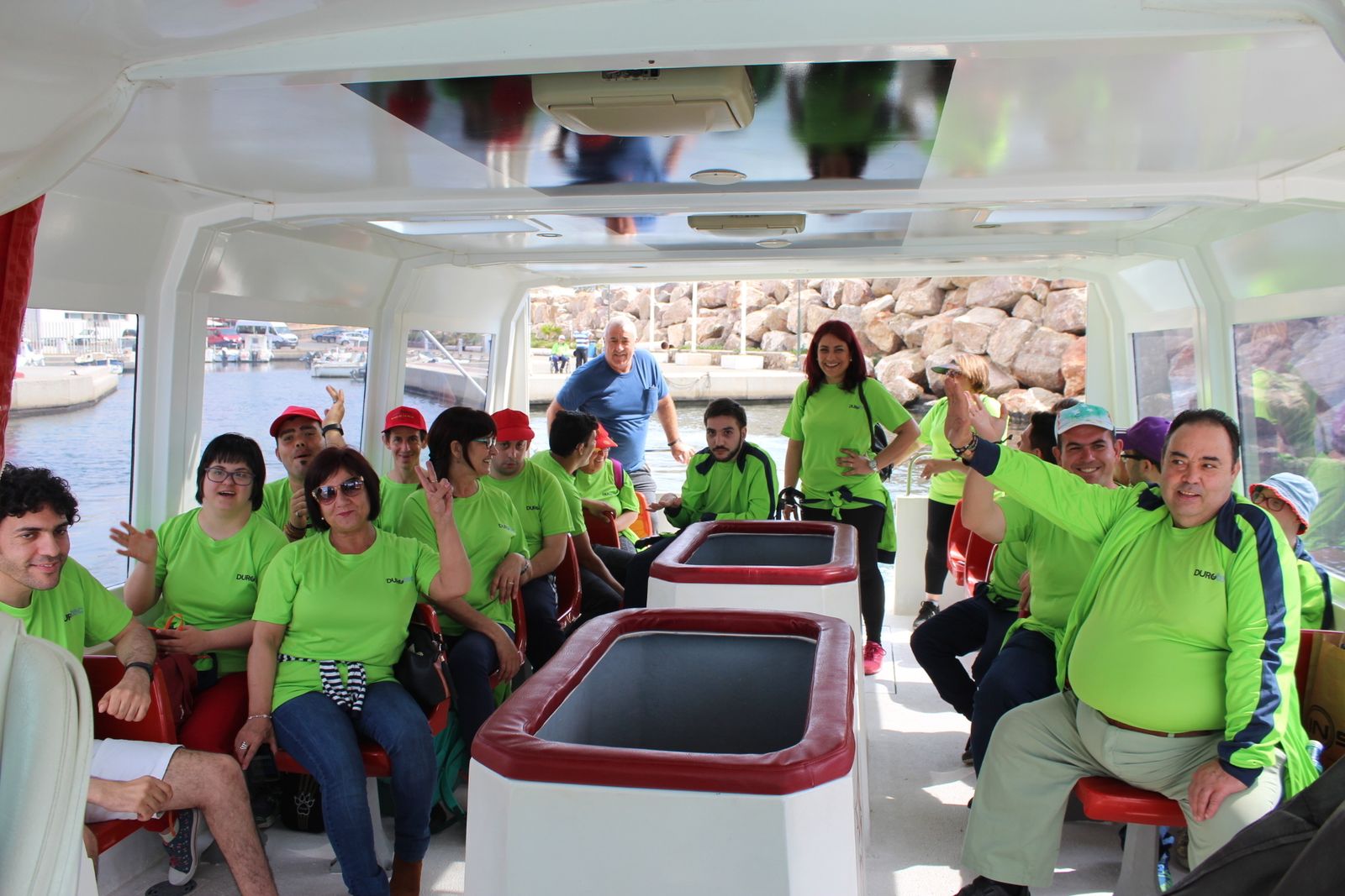 Todos juntos en el barco durante la jornada de convivencia.