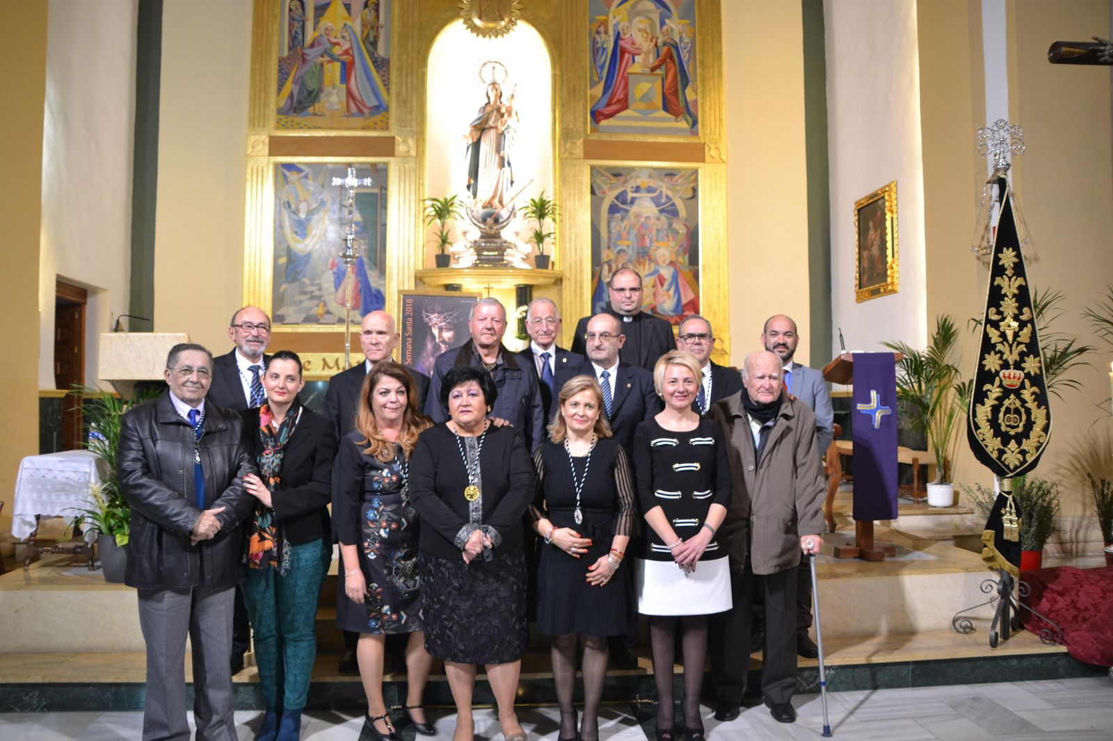 Todos los pregoneros posan con el regidor roquetero.