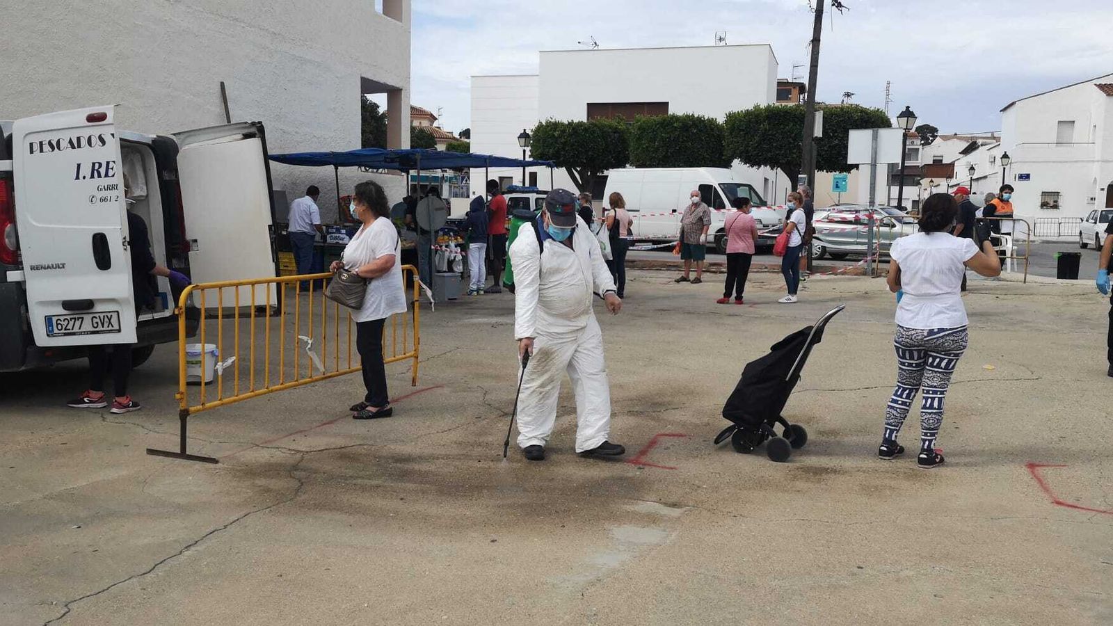 Un empleado municipal desinfecta continuamente la zona.