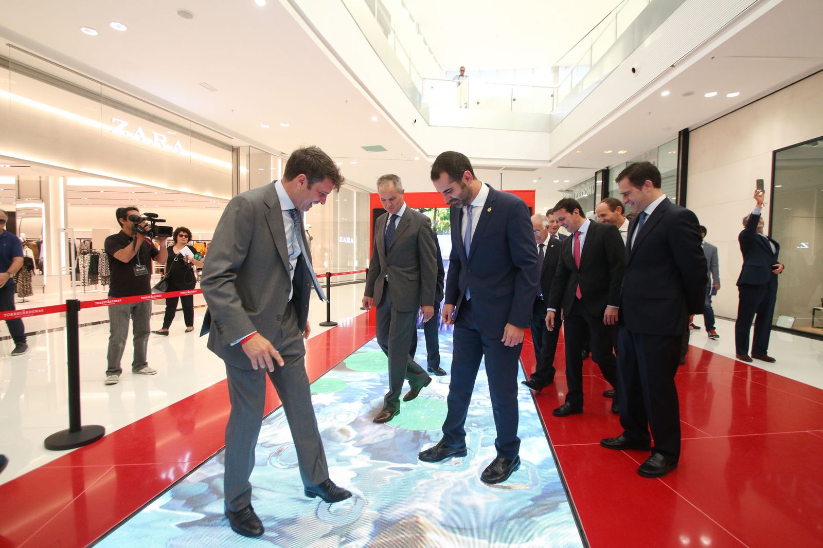 Javier Marín, Javier Charlo y Ramón Fernández-Pacheco sobre uno de los paneles interactivos en la planta baja.