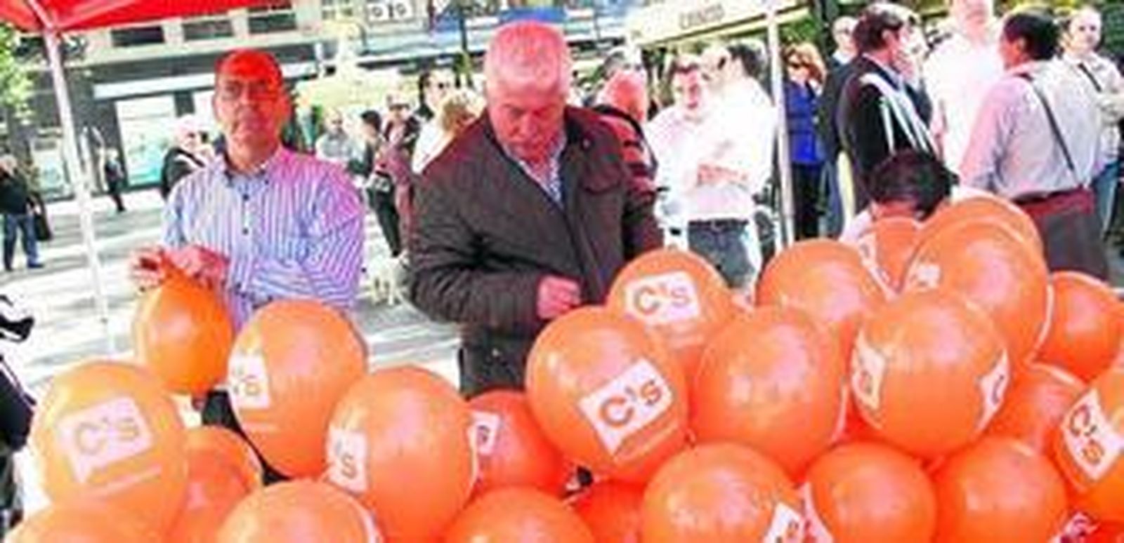 Reparto de globos de Ciudadanos minutos antes de la presentación de la candidatura de esta formación en la capital el pasado domingo.