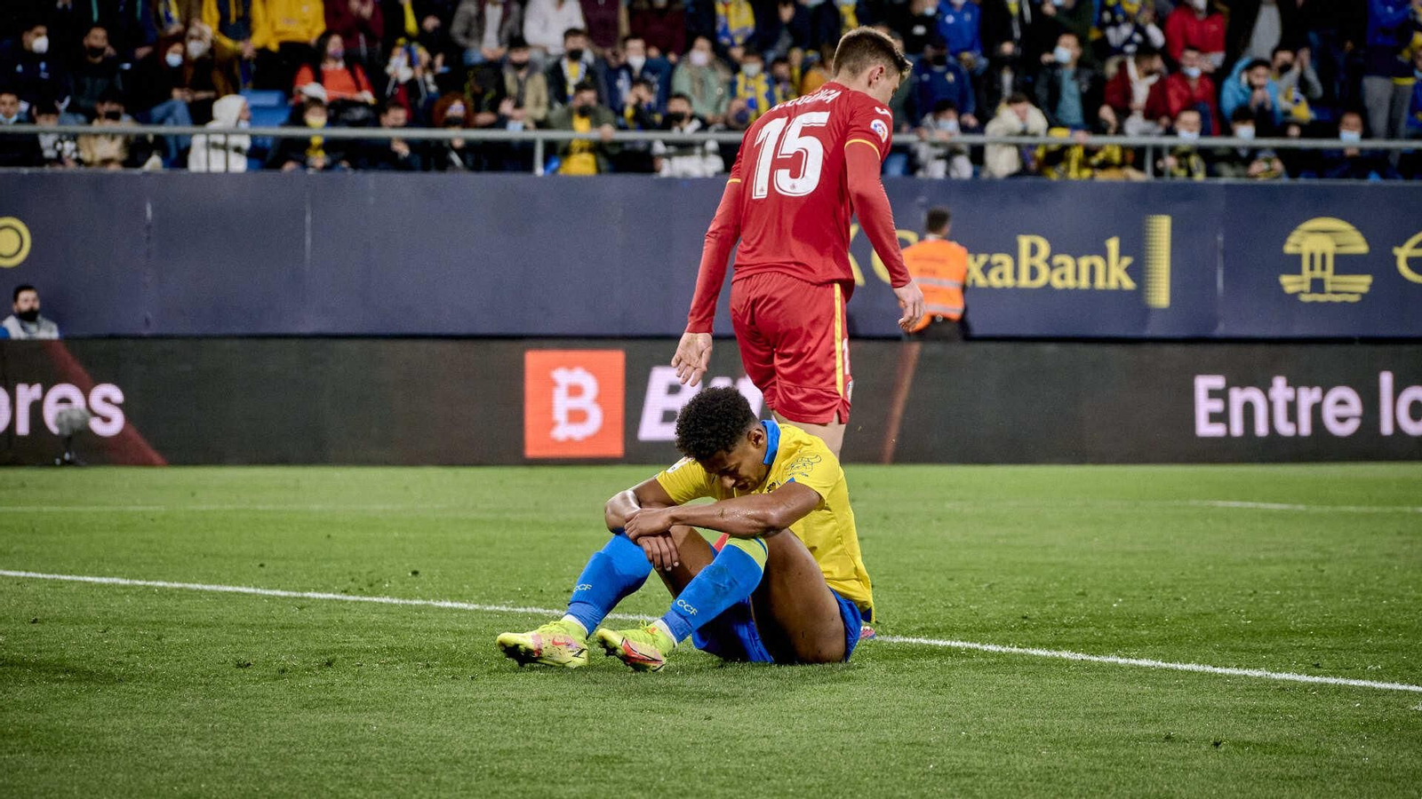 Partido de fútbol entre el Cádiz CF y el Getafe CF.