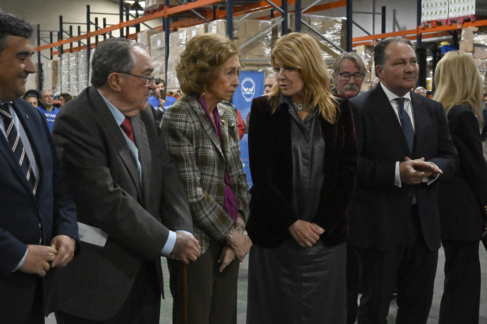 La Reina Sofía visita el Banco de Alimentos de Huelva, en imágenes