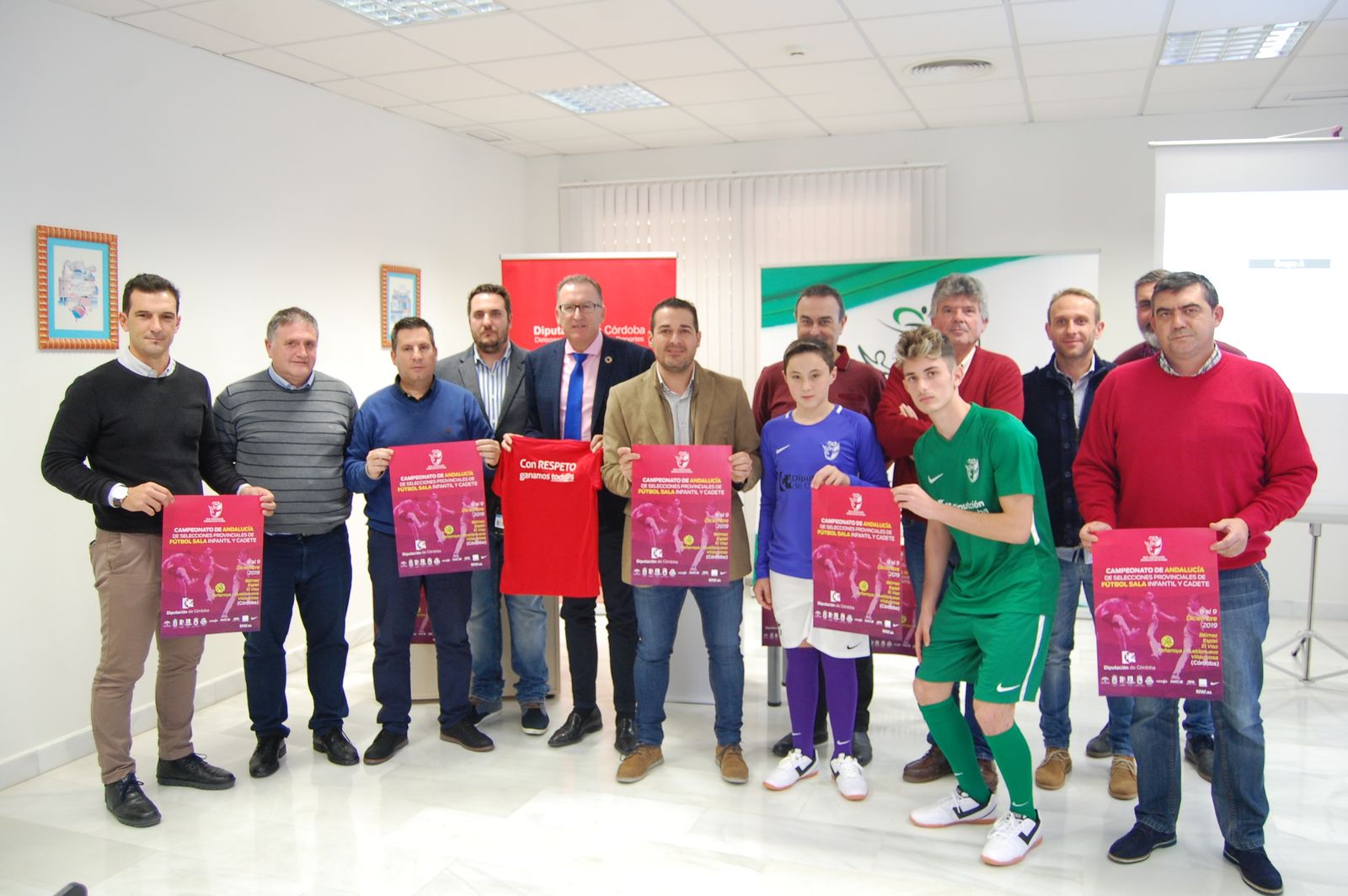 Foto de familia de los asistentes al sorteo del Campeonato de Andalucía de Fútbol Sala Infantil y Cadete.