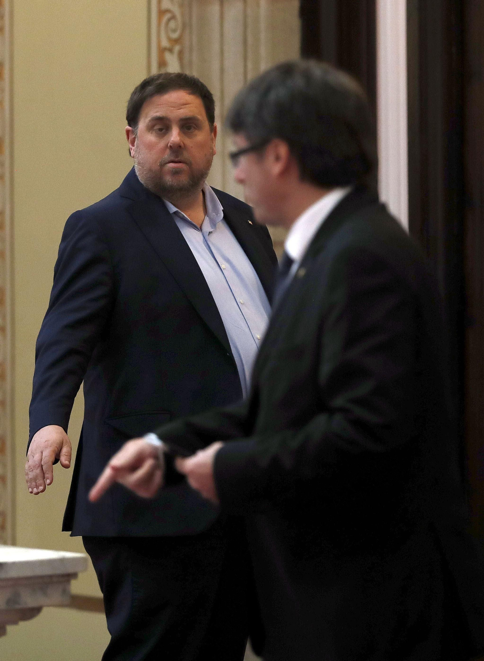 El presidente catalán, Carles Puigdemont, y el vicepresidente, Oriol Junqueras, en los pasillos del 'Parlament'.