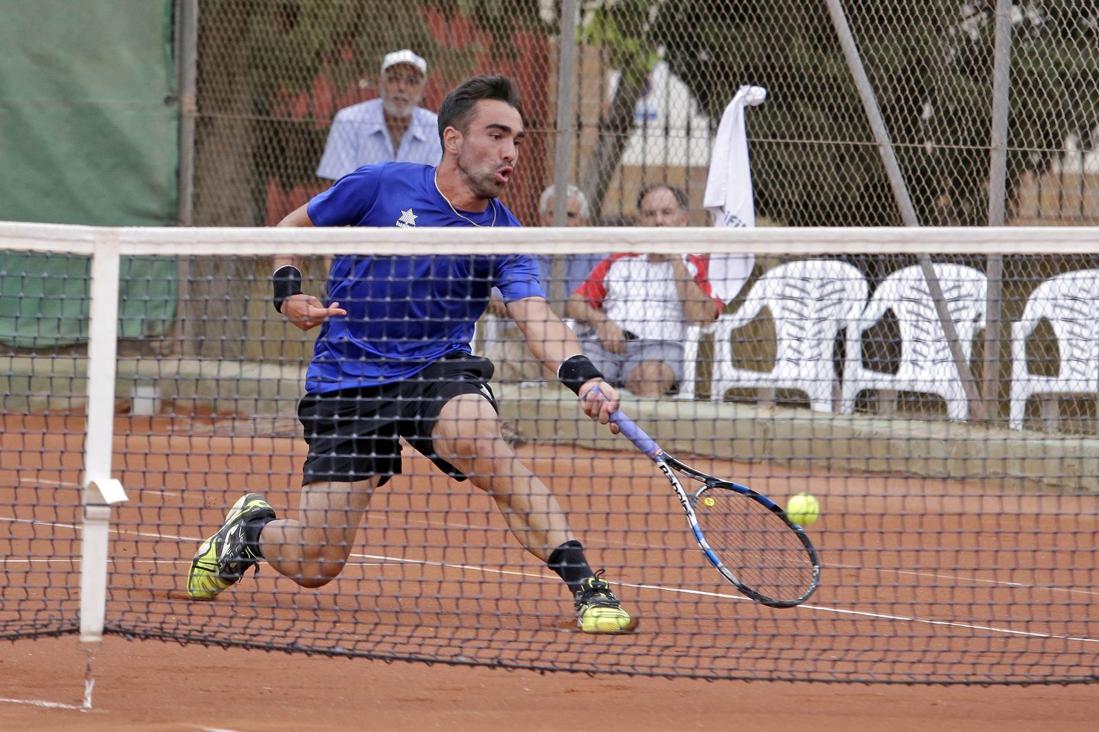 Juan Pablo Cañas devuelve una pelota en la red en el torneo celebrado en el Club Nazaret el pasado mes de septiembre.