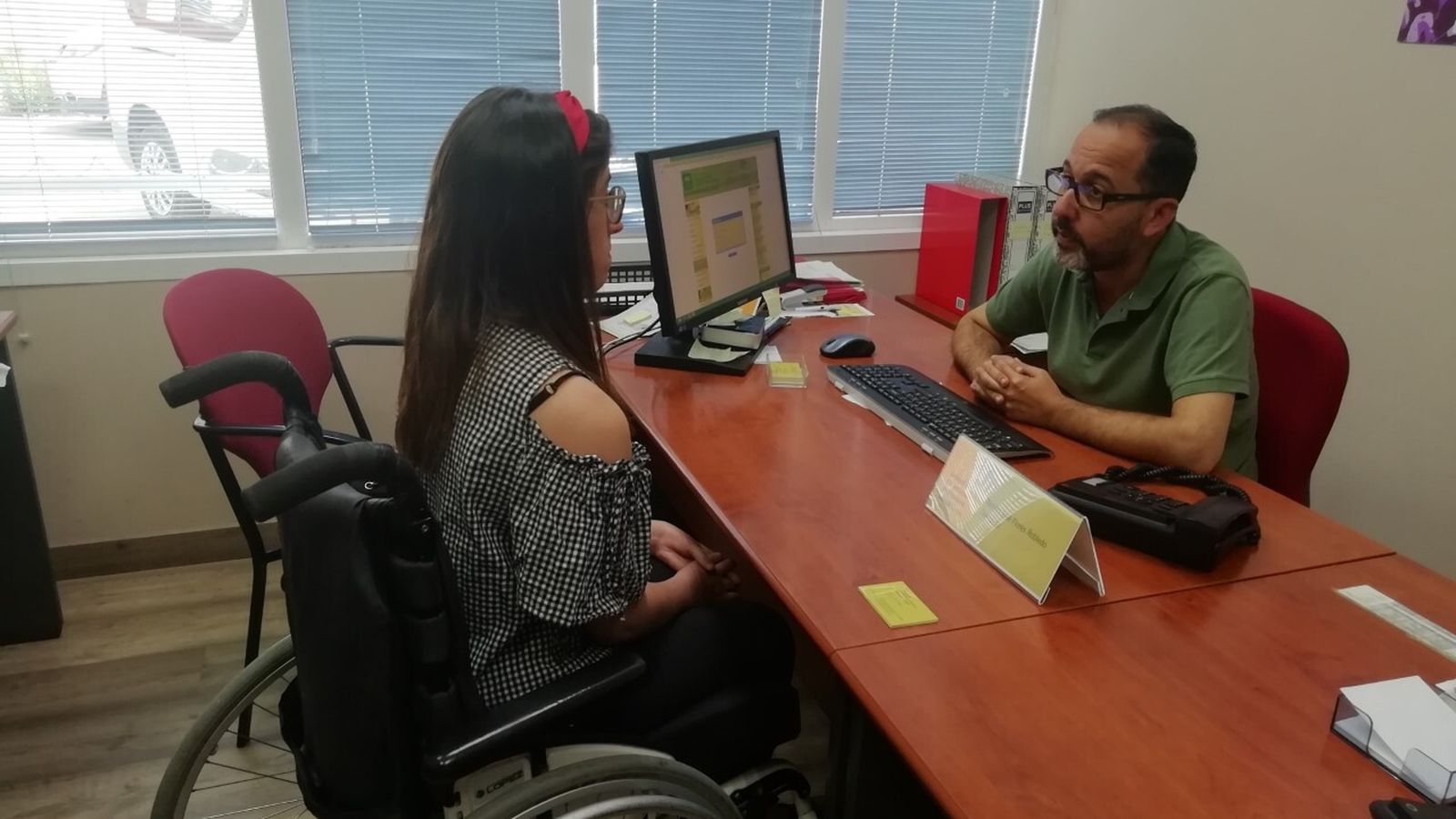 Una usuaria de Verdiblanca durante la entrevista y orientación laboral