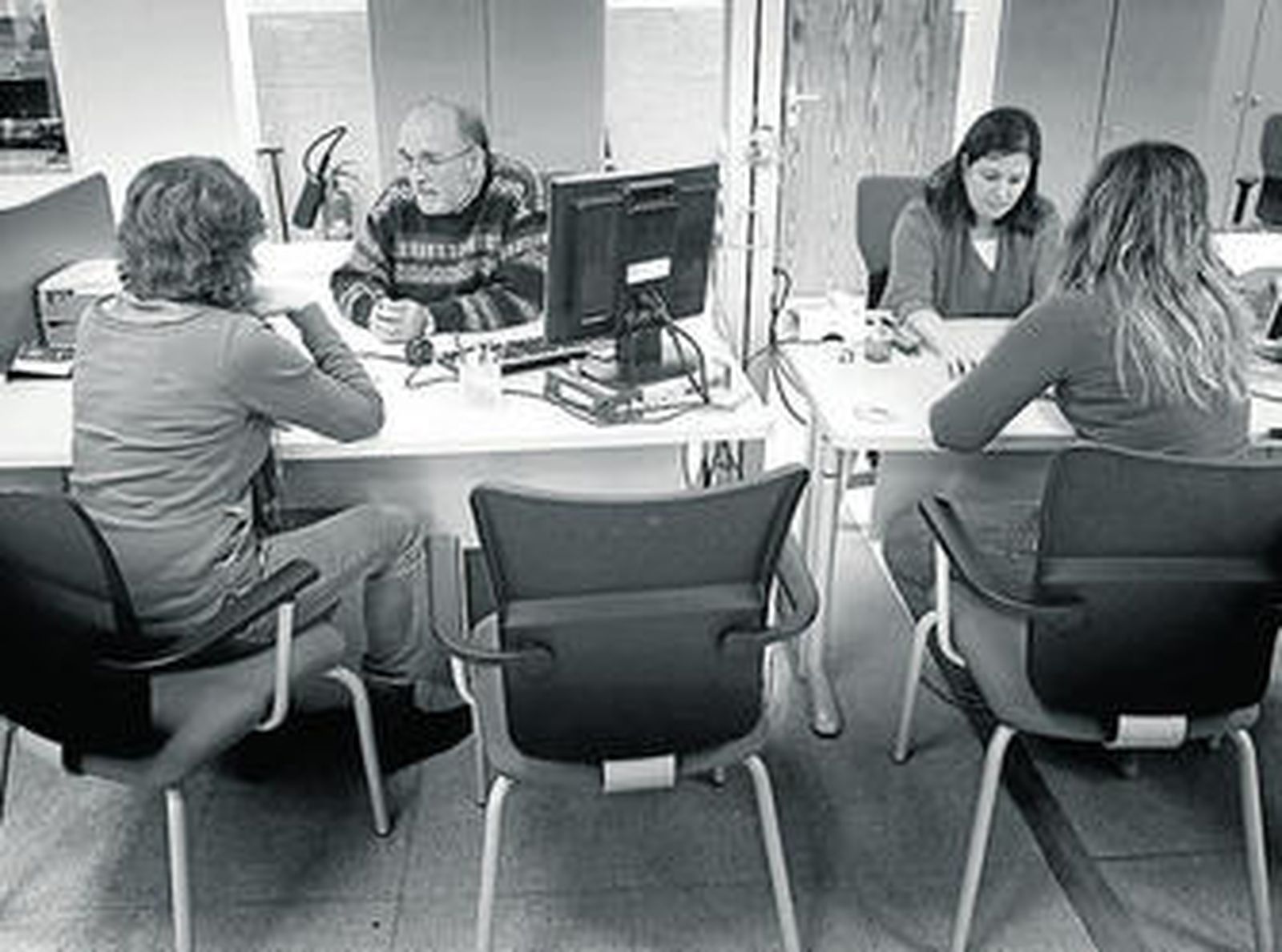 Trabajadores y clientes en una oficina en la capital.