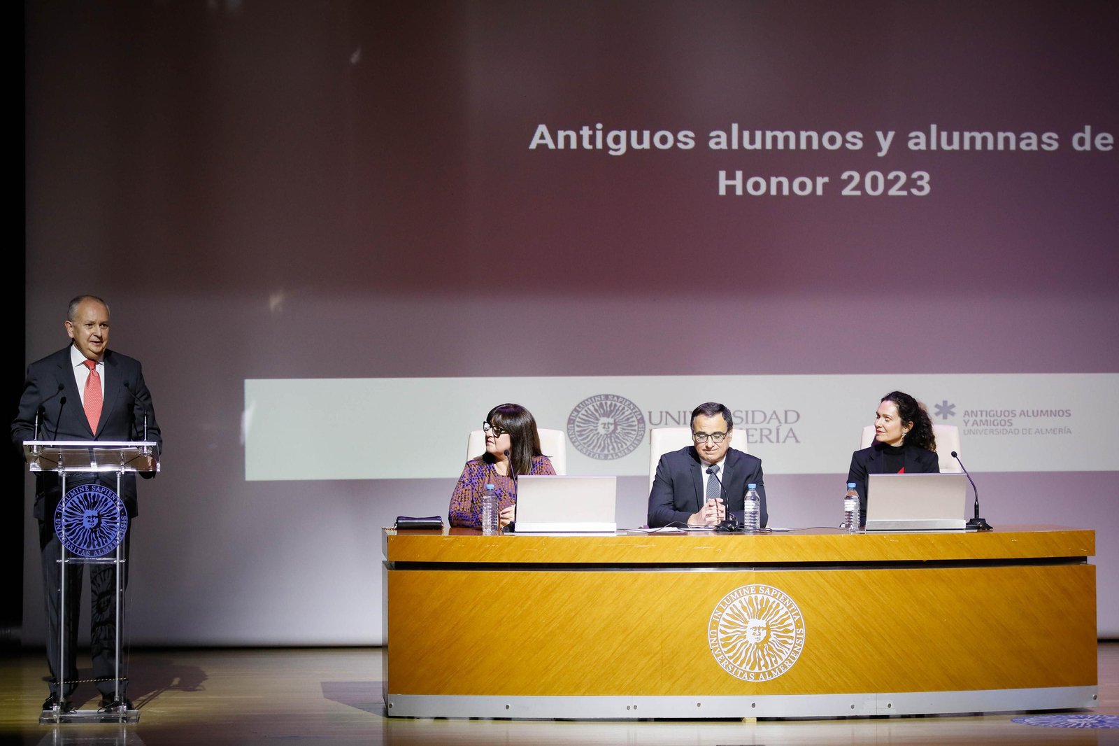 Imágenes del acto de reconocimiento a antiguos alumnos y amigos de honor en la UAL