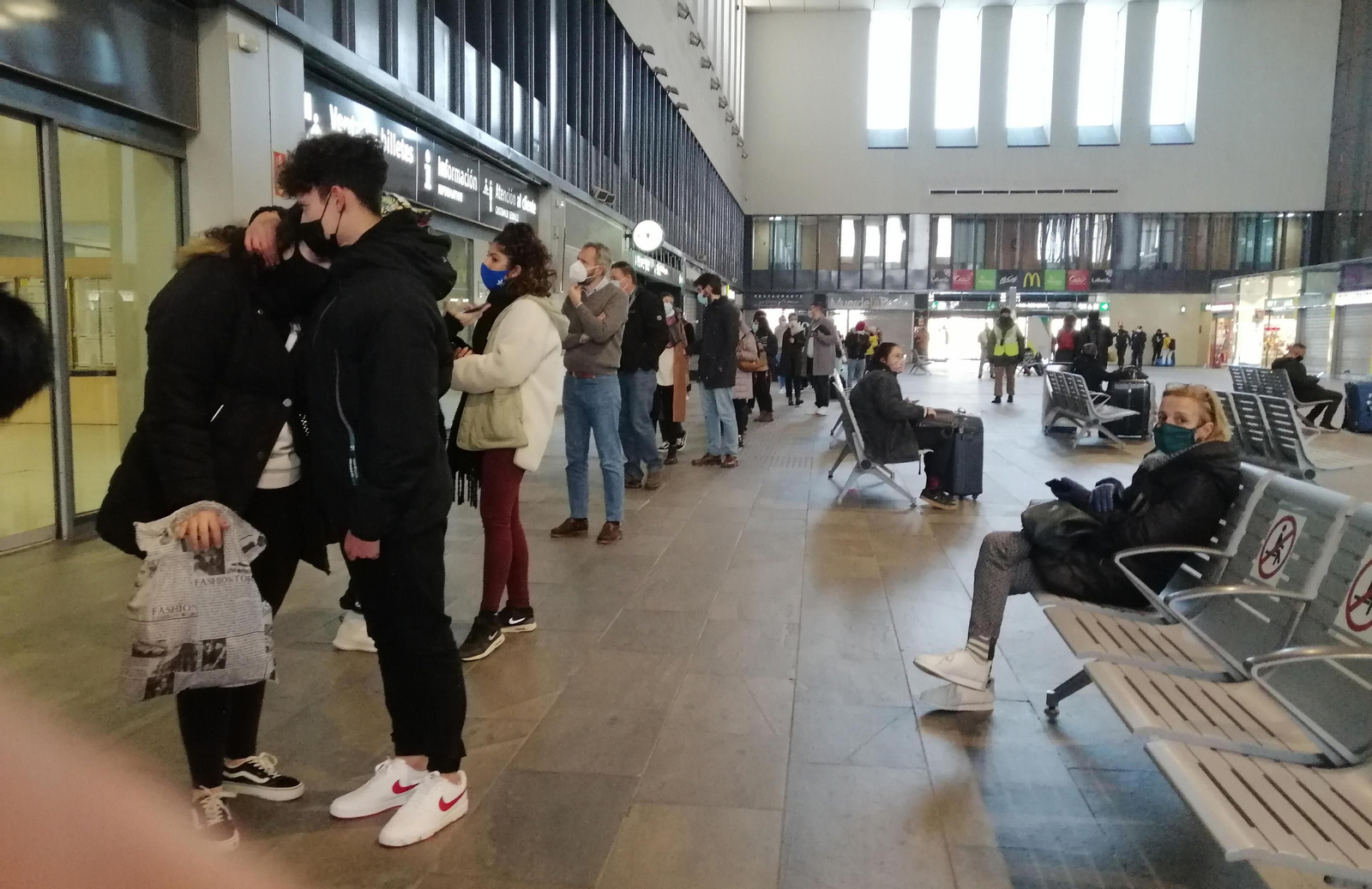 Viajeros en la estación de Santa Justa de Sevilla este fin de semana.