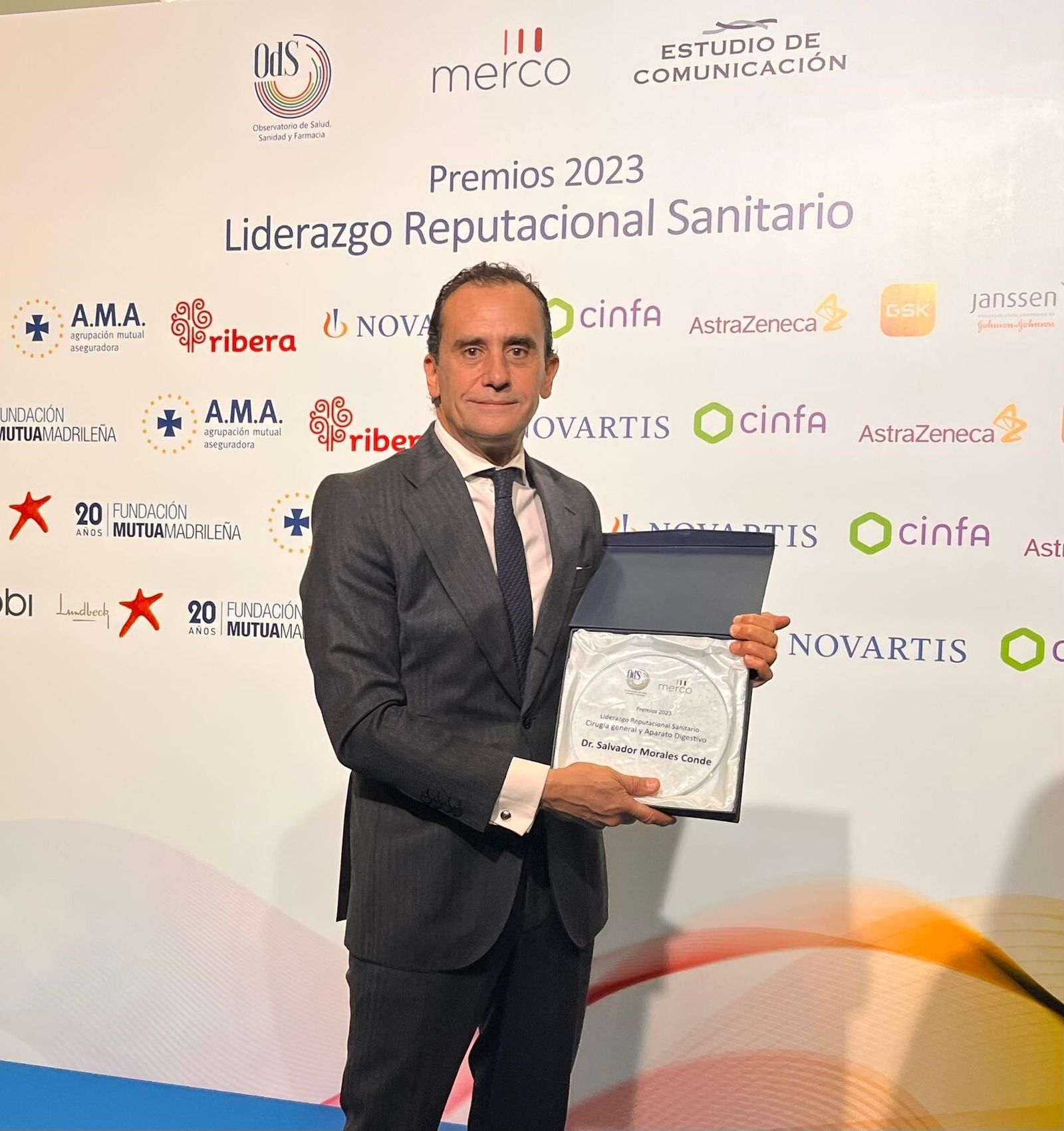 El cirujano Salvador Morales Conde, con el premio.