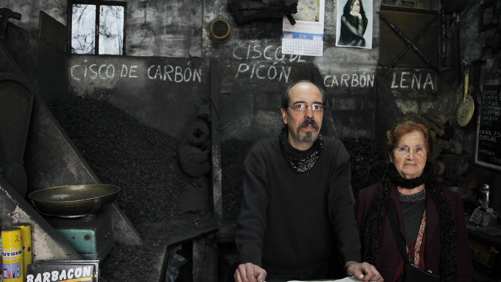 Luis Aguilar Astola y su madre, Carmen Astola, en la última carbonería que queda en Sevilla.
