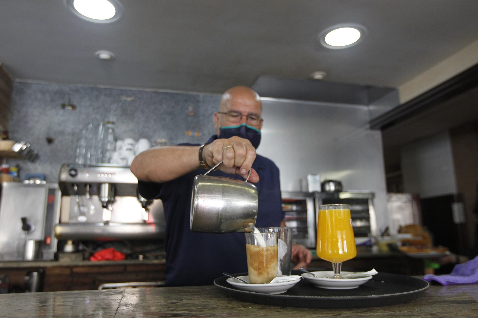 Primer día de apertura de la hostelería en Almería. Coronavirus-COVID-19