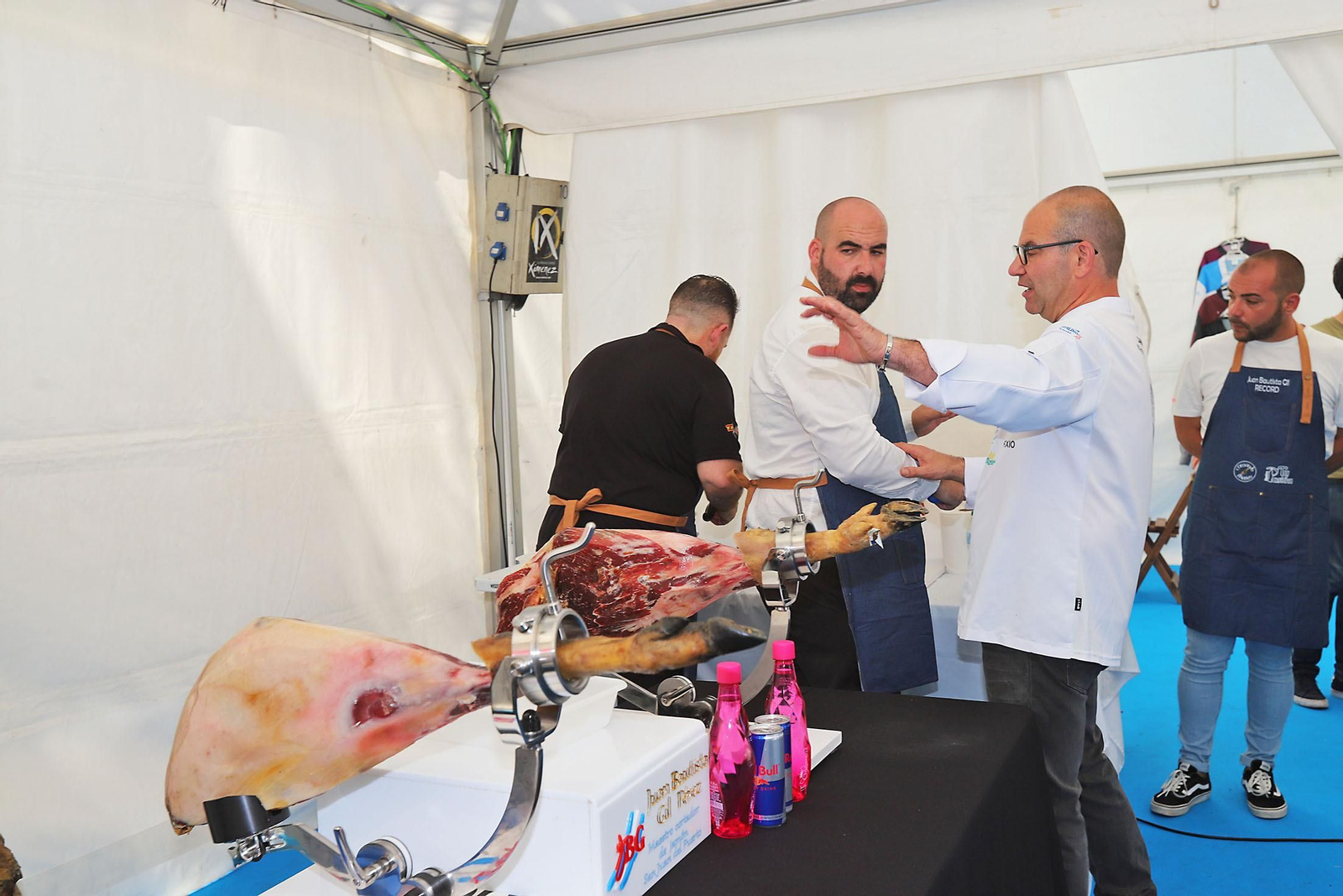 Imágenes del inicio del intento de conseguir el récord Guinnes de cortar jamón en Huelva