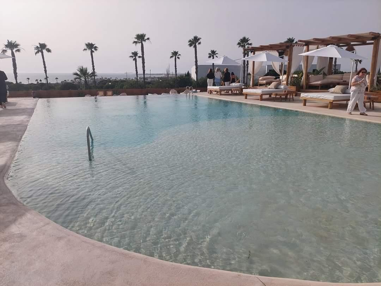 Una piscina recientemente inaugurada en un nuevo establecimiento hostelero de la Loma de Sancti Petri.