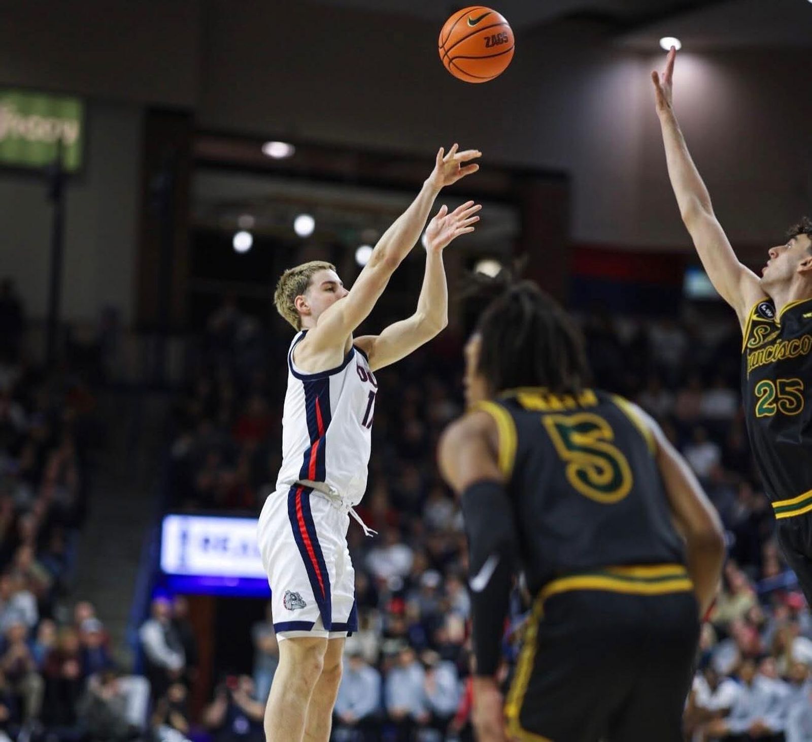 NCAA: Mario Saint-Supéry suma desde el banquillo en el 14º triunfo seguido de Gonzaga