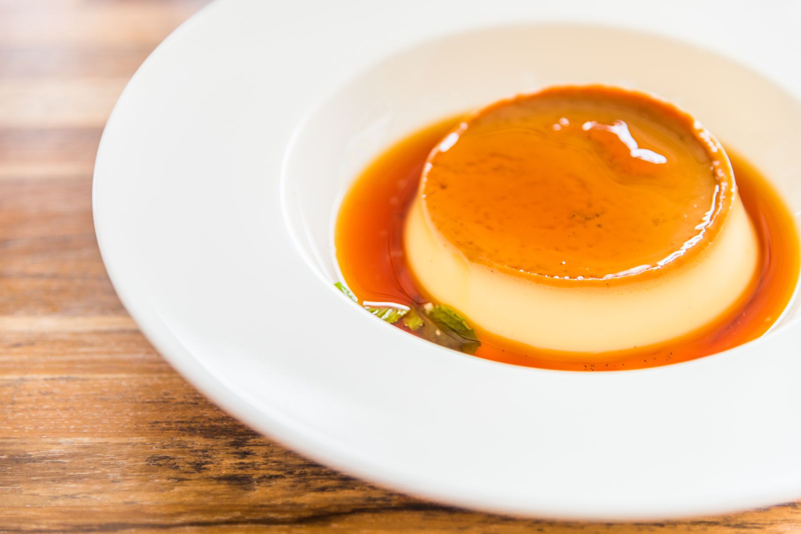 Un toque cítrico de dulzura: prepara un flan de naranja casero