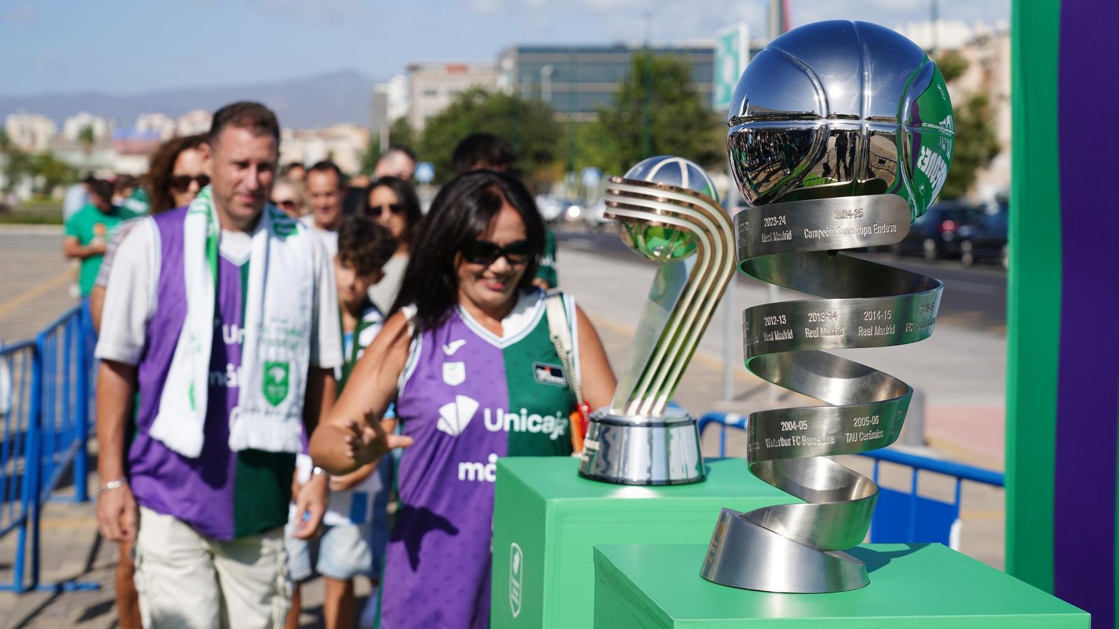 La fiesta previa del Unicaja: Subida de los título, homenaje a Toñi García, nuevo videomarcador...