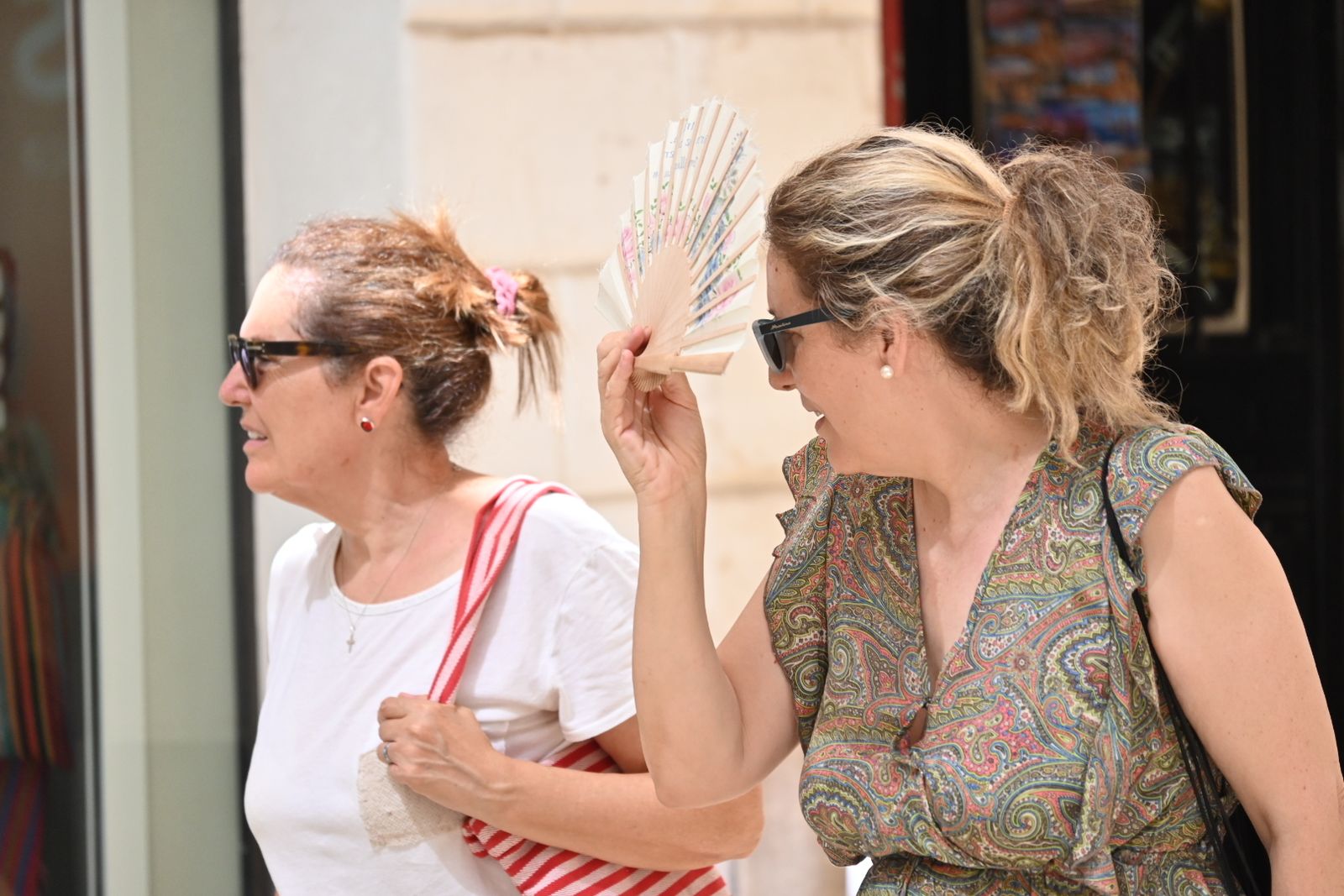 Las mejores imágenes de este sábado de intenso calor en las calles de Huelva