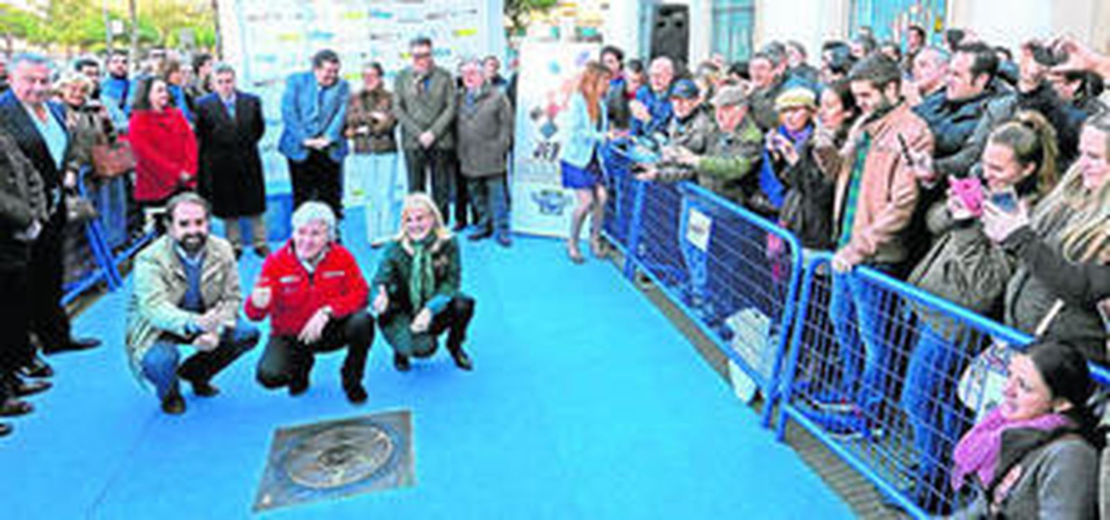 Antonio Saldaña y María José García-Pelayo posan junto a Ángel Nieto y la placa del Paseo de la Fama.