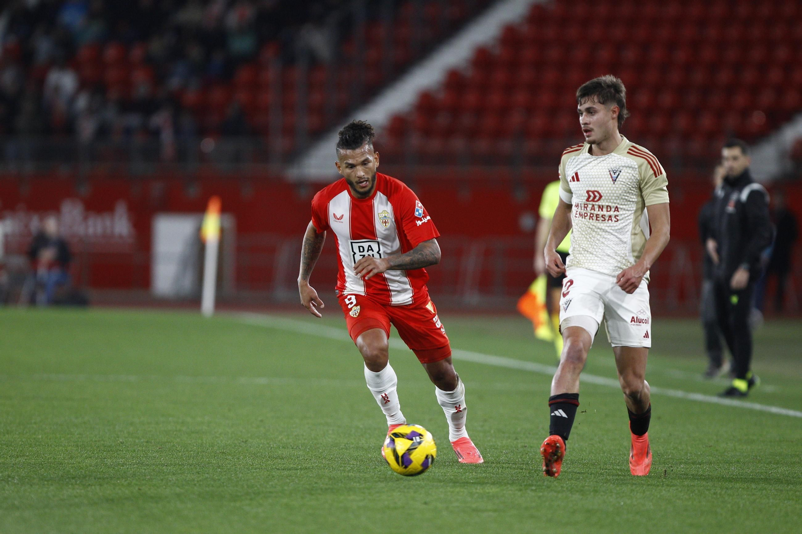 La U.D. Almería se impone por 1-0 al C.D. Mirandés y alcanza la segunda plaza, en imágenes