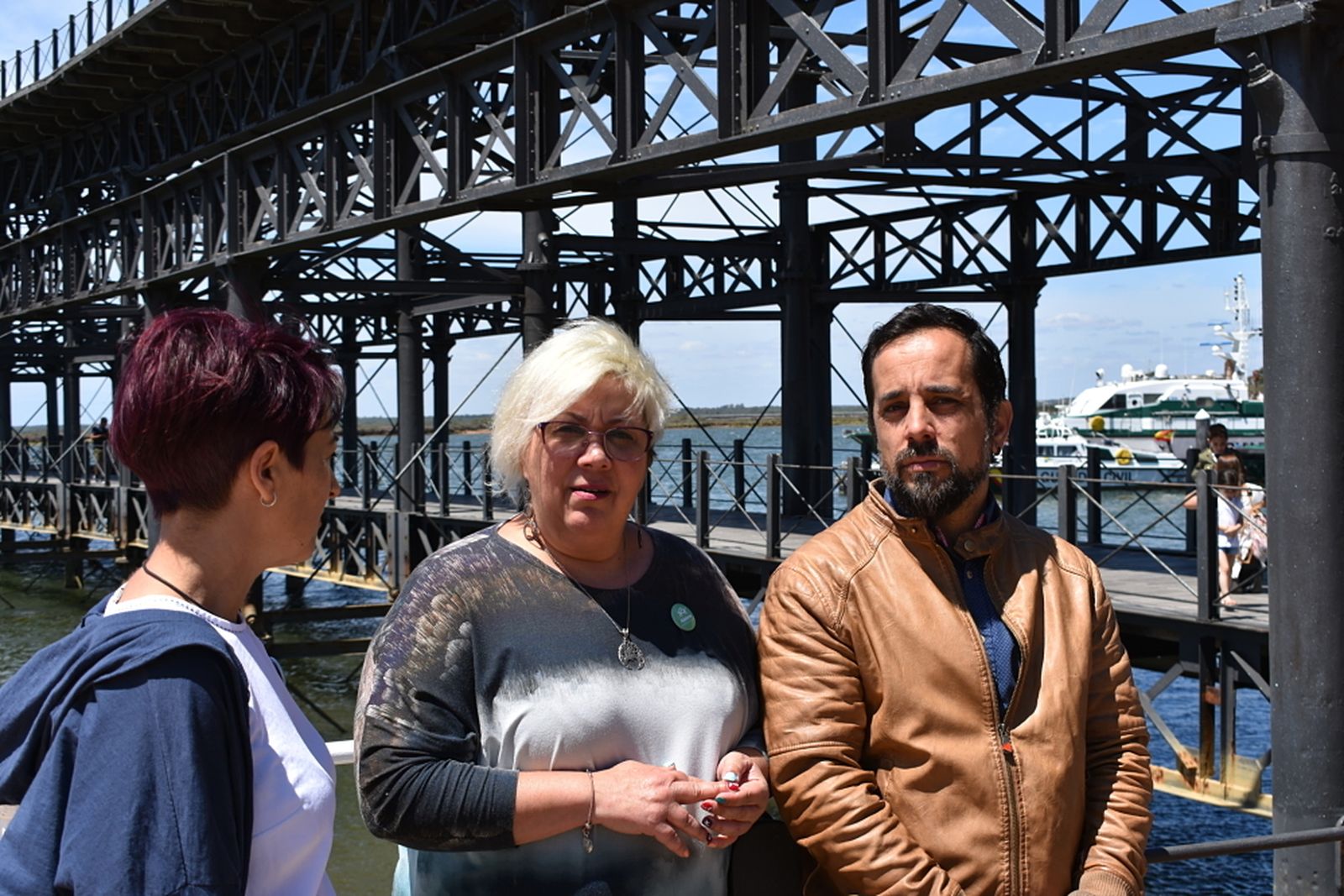 Mónica Rossi, en el Muelle de la Rio Tinto Company Limited, junto a María Gadea y Jesús Amador.