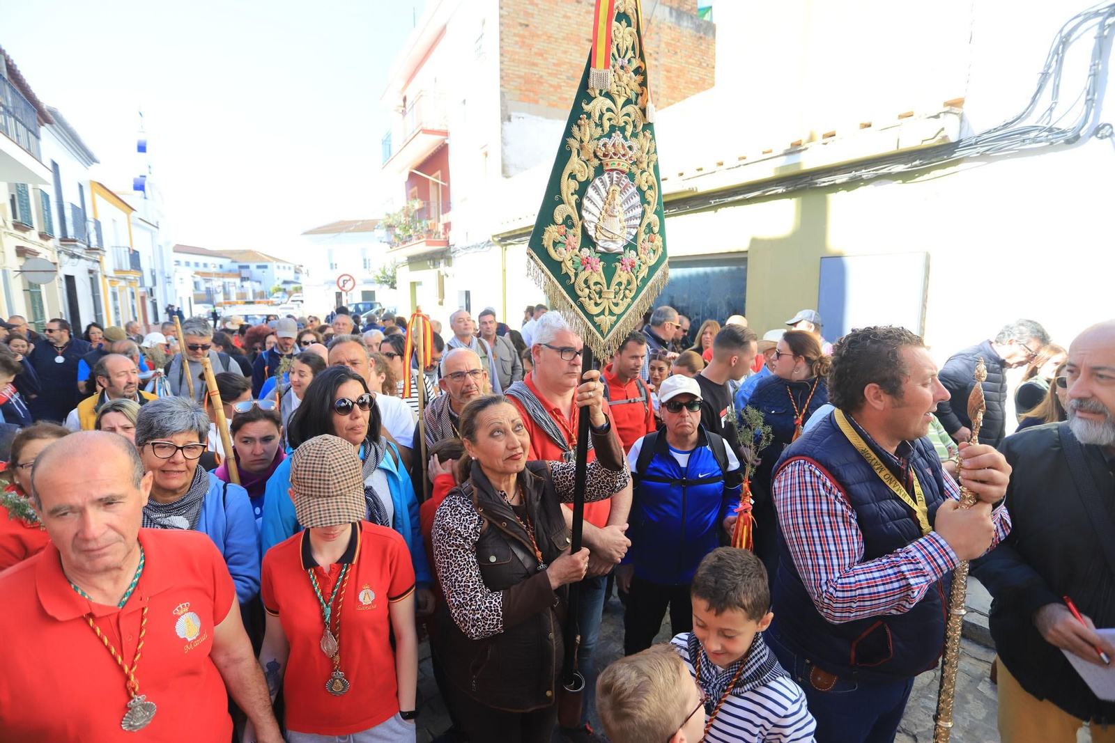 Imágenes de la llegada de la peregrinación de Emigrantes a Almonte acompañando a la Hermandad de San Juan del Puerto