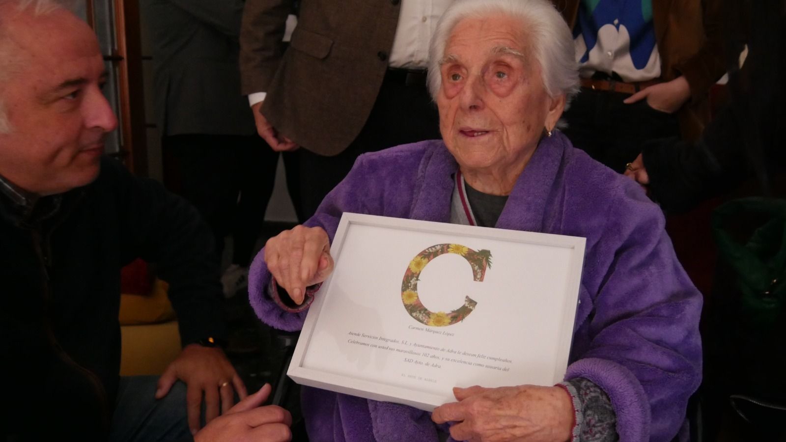 Carmen Márquez recibiendo el regalo.