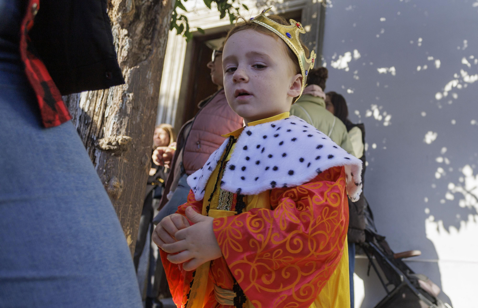Imágenes de los Reyes Magos recorriendo Cádiz el 5 de enero: visitas al hospital, la residencia Fragela, la Fundación Casjasol y la Guardia Civil