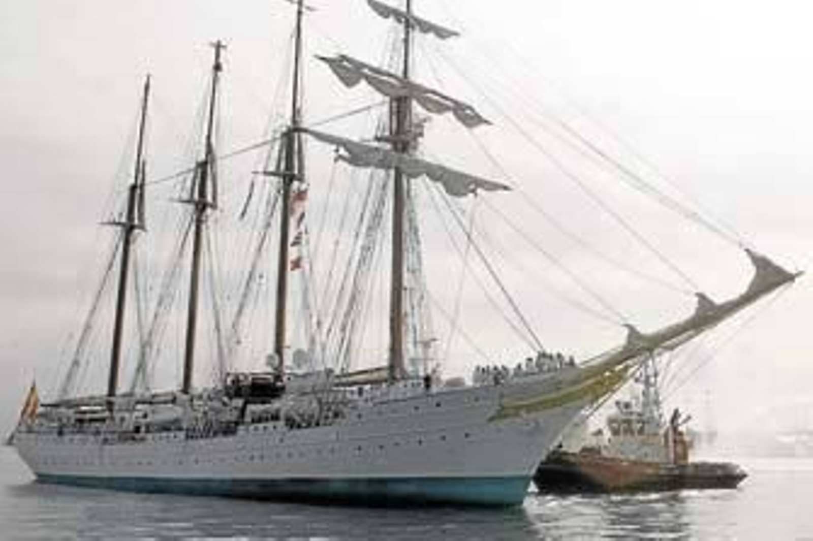 El Juan Sebastián de Elcano llegando al muelle de Cádiz a finales de julio del año pasado.