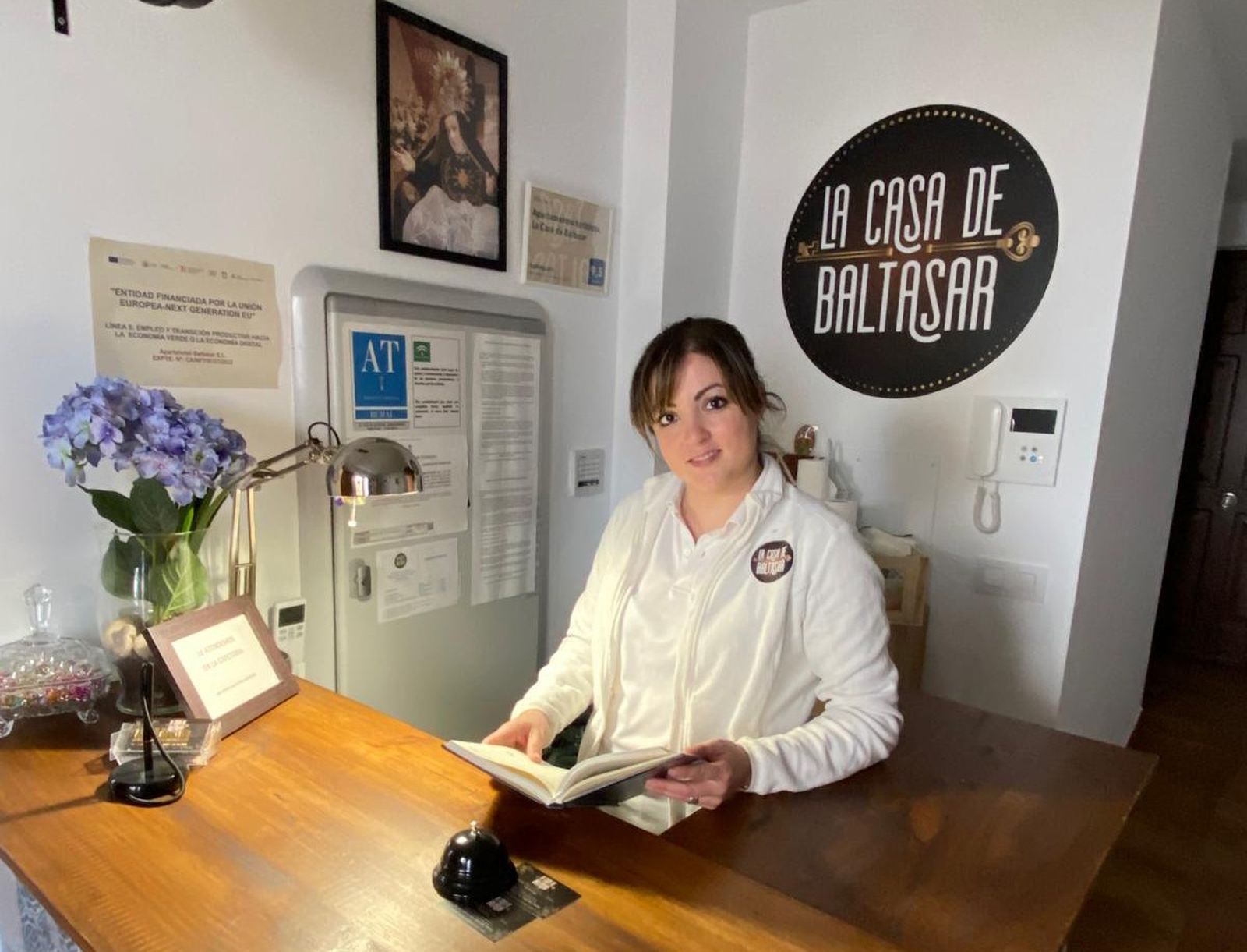 Ana Castillo en la recepción de sus apartamentos turísticos.