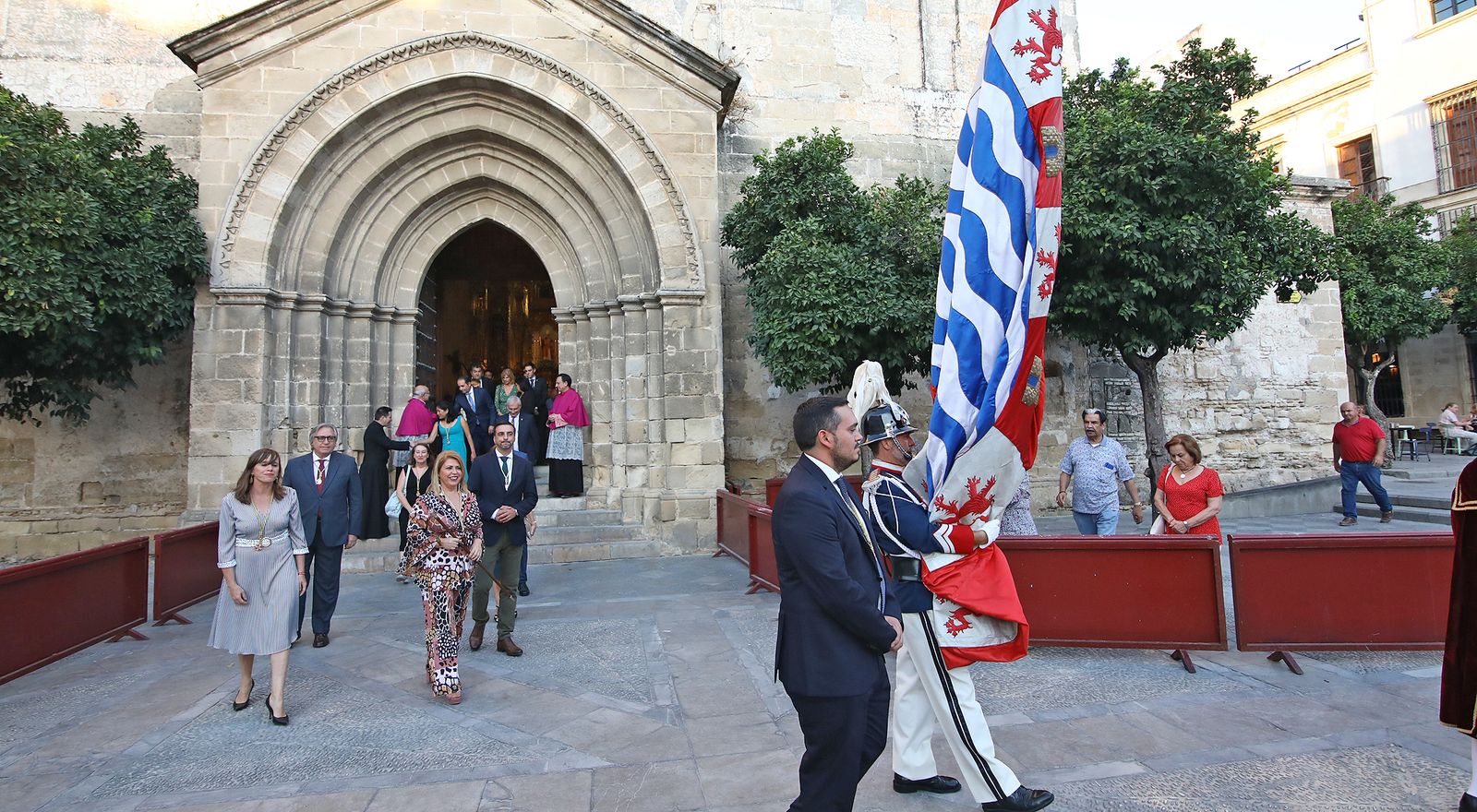 Imágenes del tradicional traslado del 'Pendón'