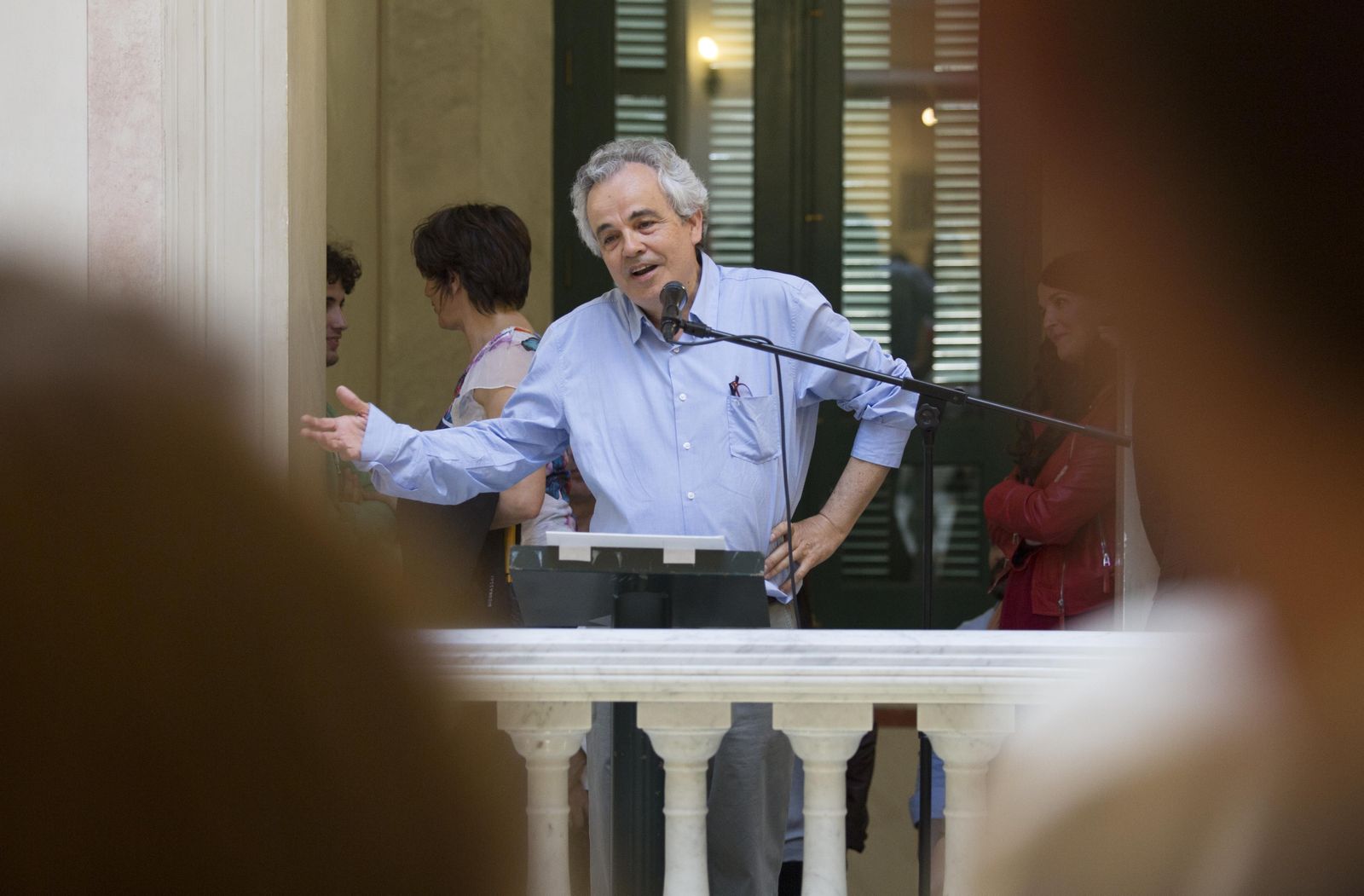 José Ramón Pizarro explica su obra en la Casa de las Sirenas.
