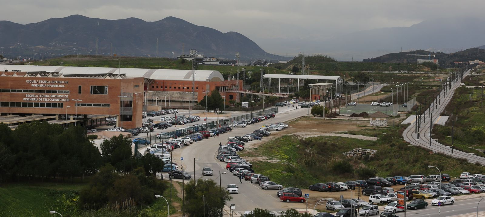 Las escuelas de Telecomunicaciones e Informática en primer plano, detrás el pabellón deportivo y al fondo el tramo de bulevar todavía cerrado.