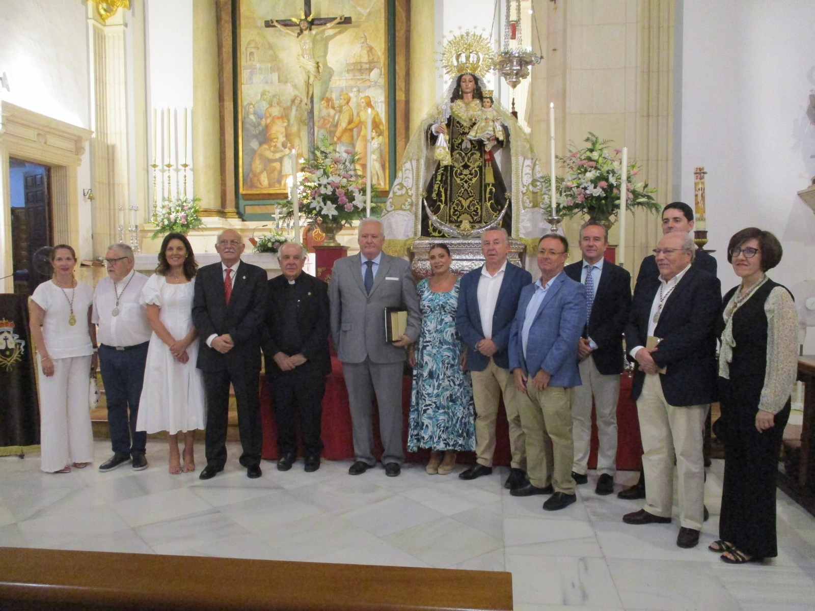Foto de familia tras el Pregón: pregonero, presentadores, consiliario y vicario de San Sebastián y hnos. mayores