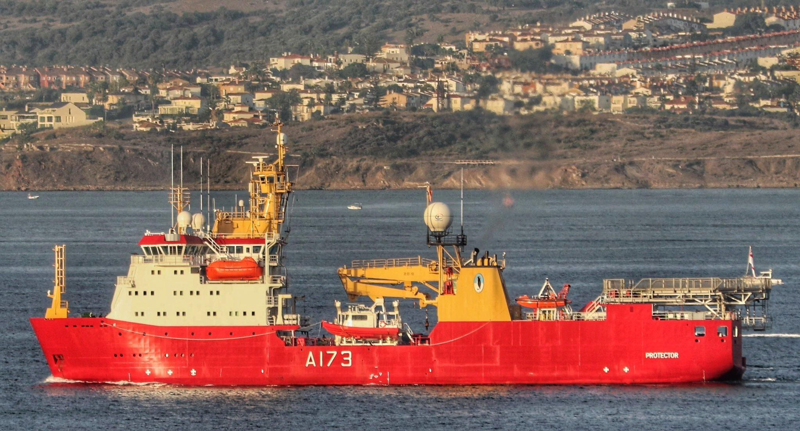 El HMS Protector.