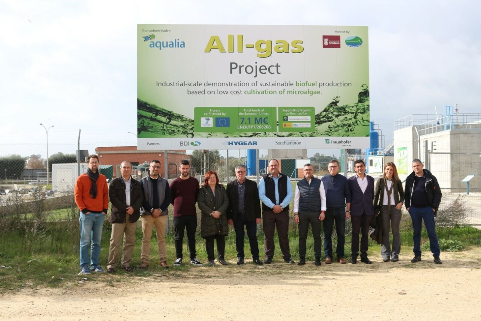 Foto de grupo tras la visita a la depuradora de El Torno.