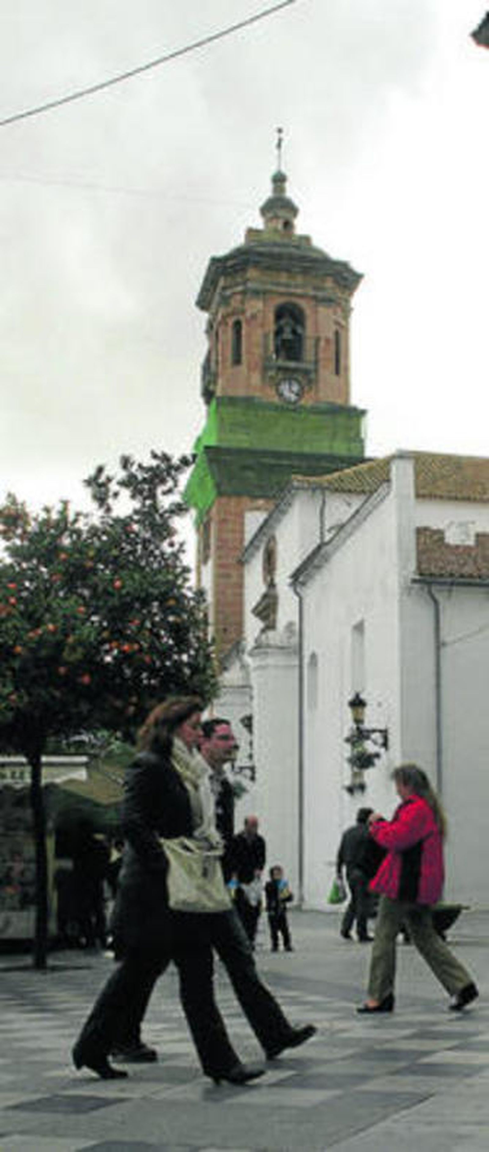 Ciudadanos pasean por la Plaza Alta de Algeciras.