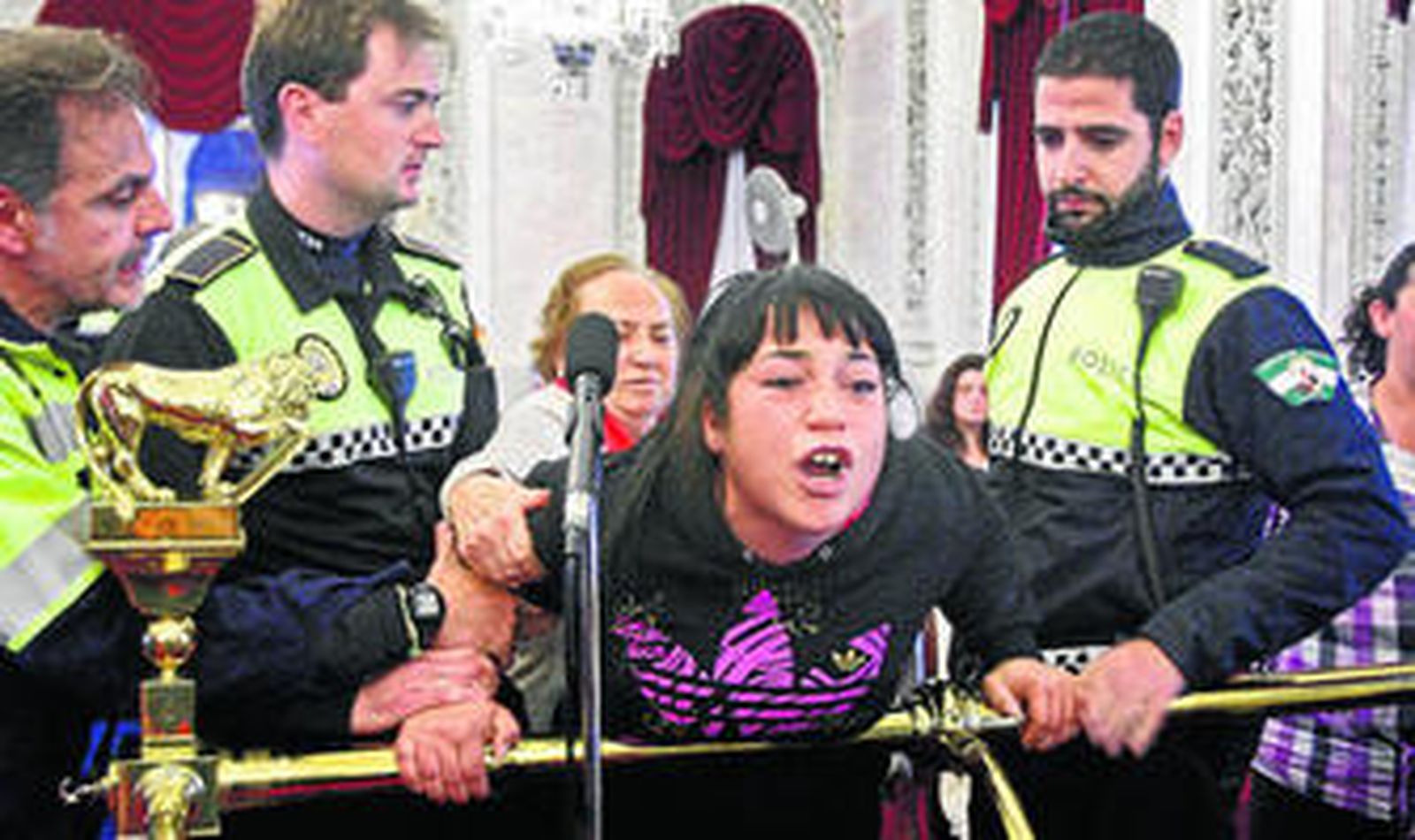 Aysha Elmortada grita durante el pleno municipal celebrado el lunes.