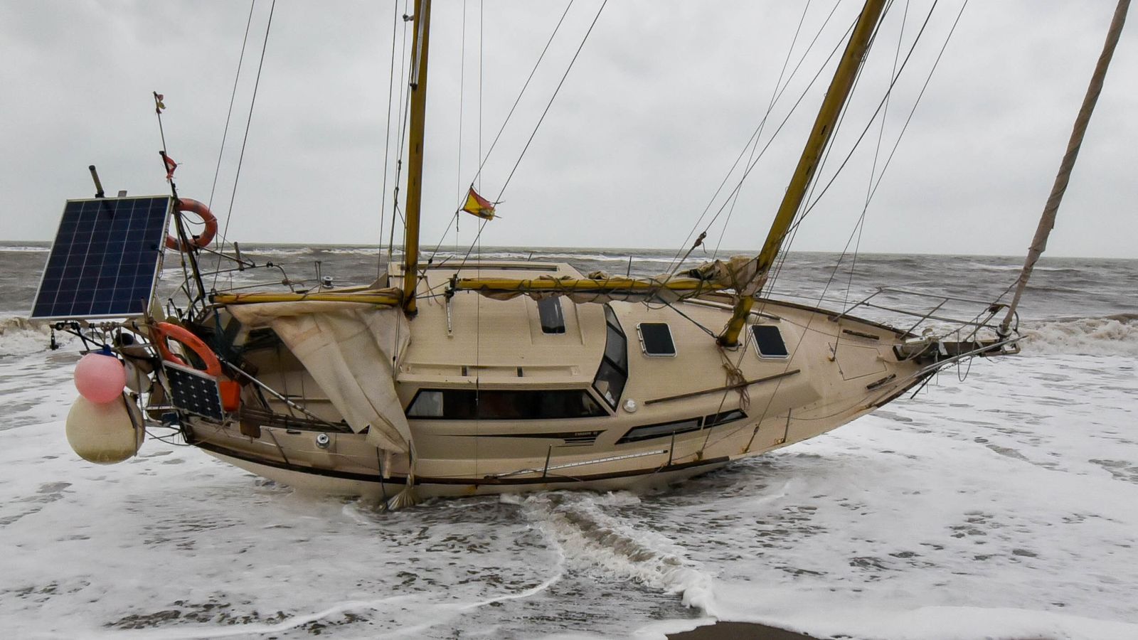 Velero varado en la playa de la Alcaidesa