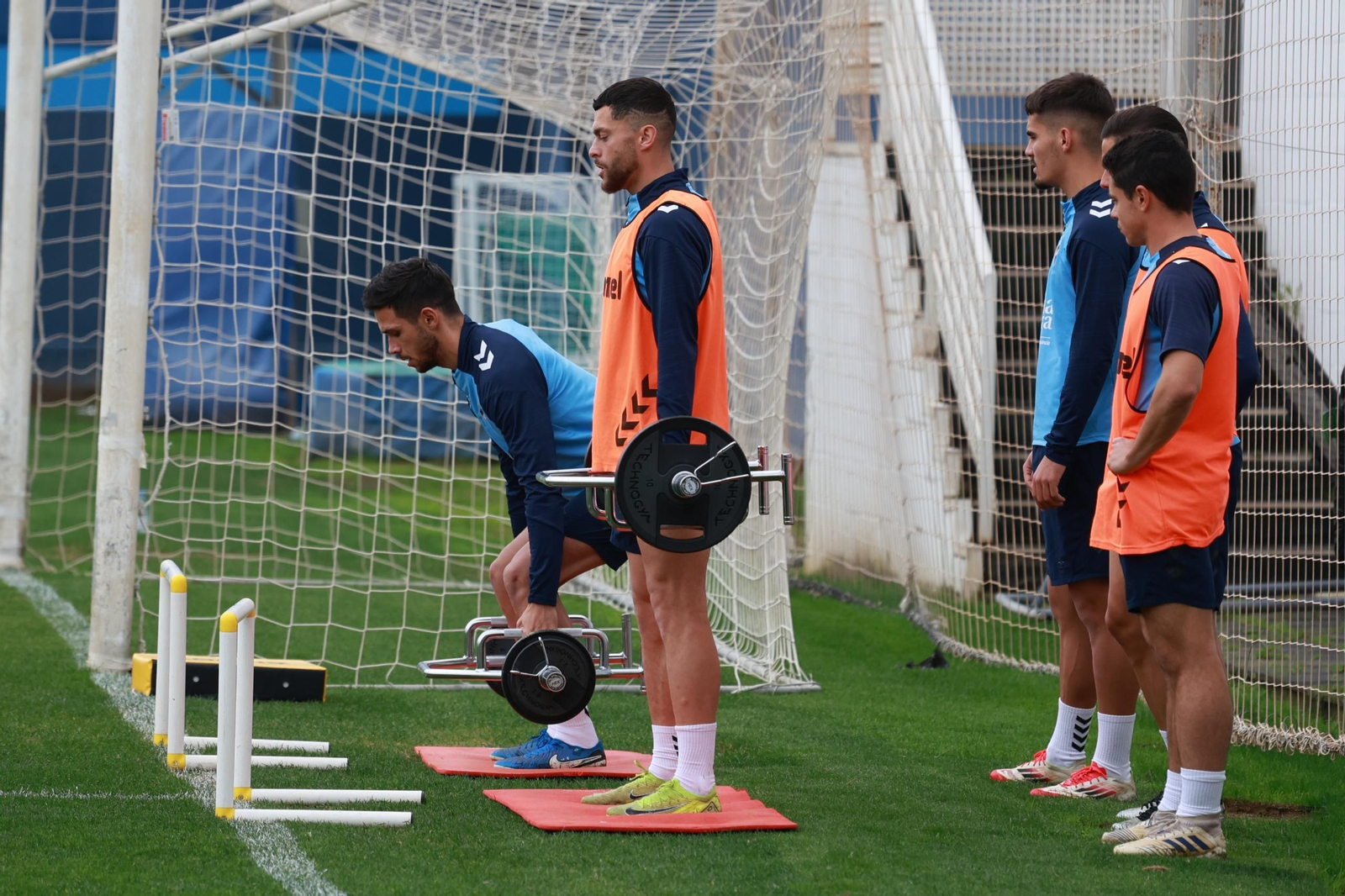 Ramón Enríquez: El capitán reaparece en muletas y sonriente