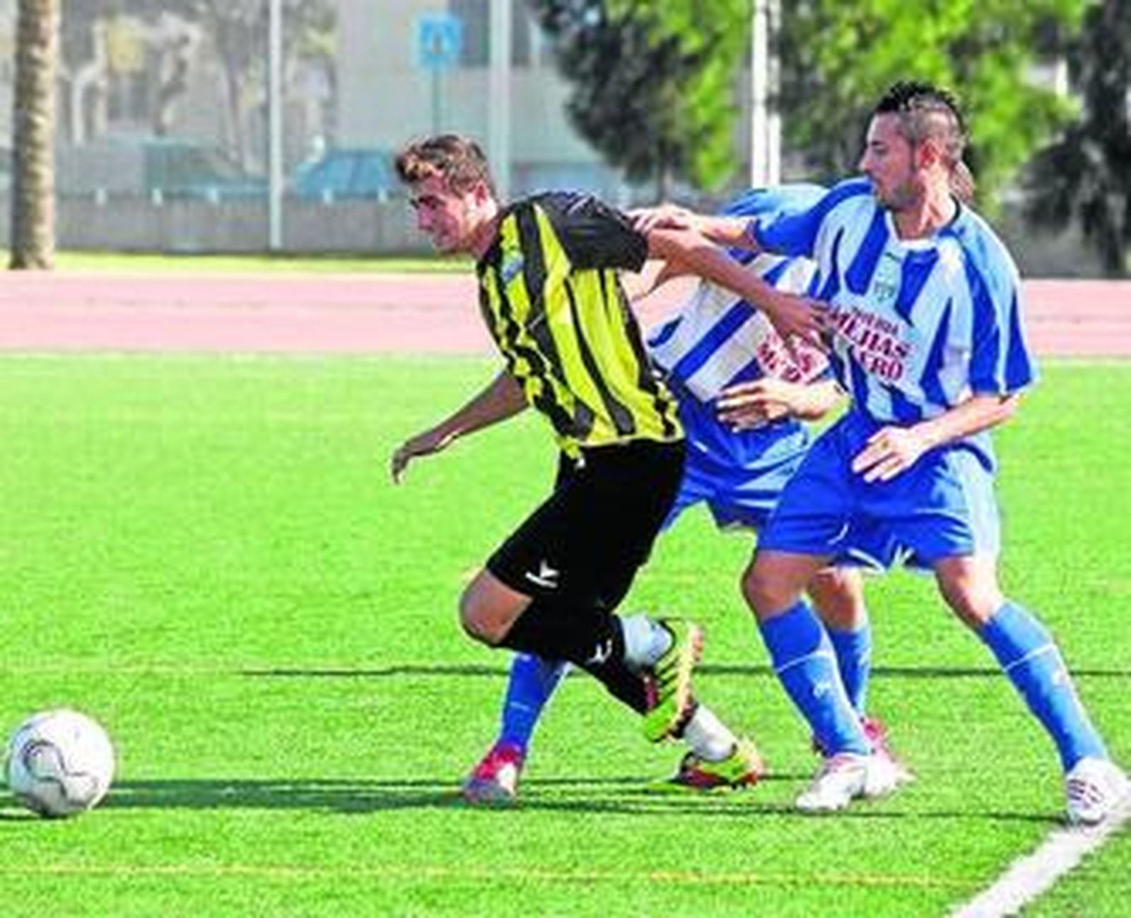 Carlos Botana se escapa en carrera ante la oposición de Andy.