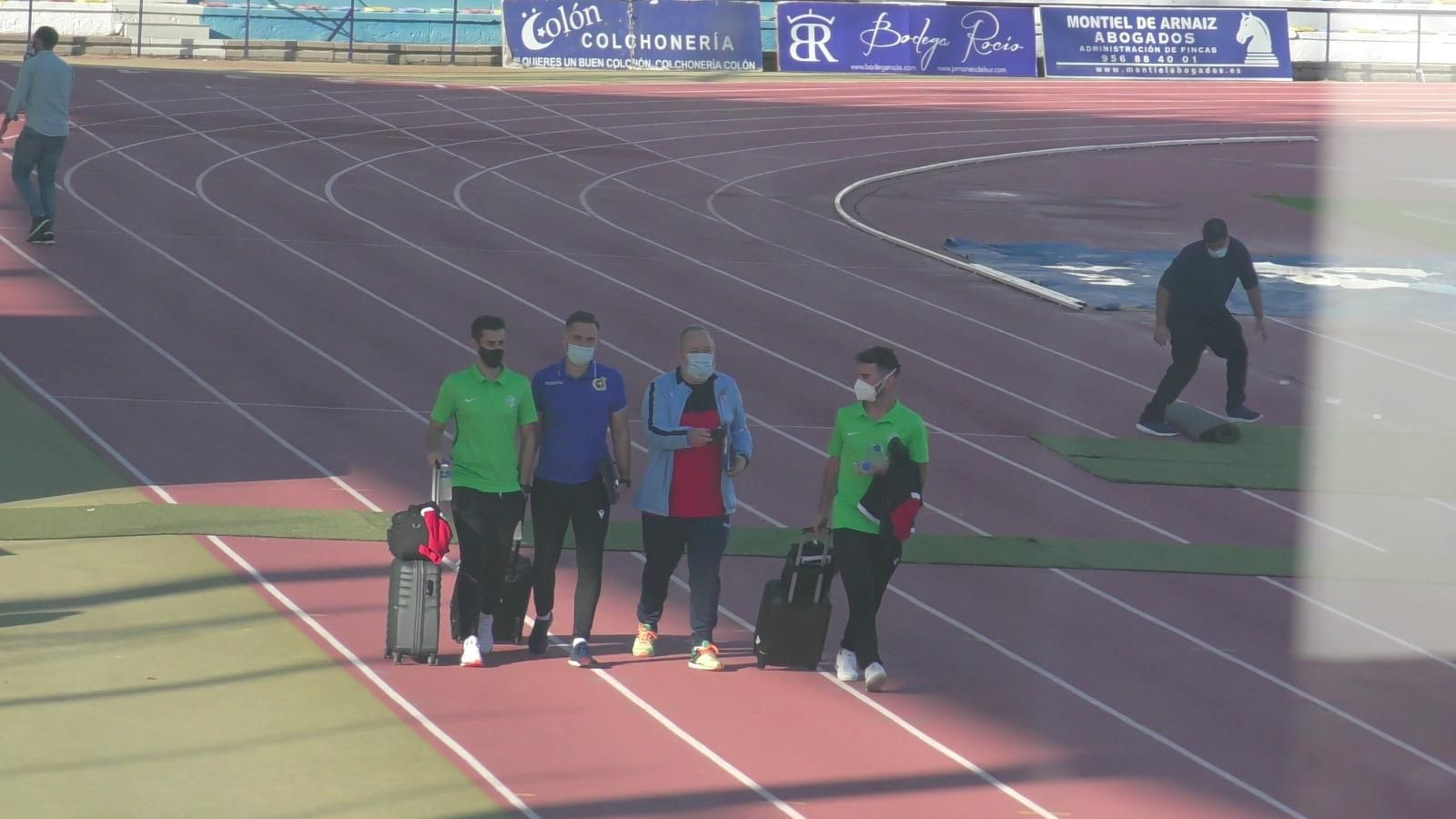 Los árbitros del encuentro del Decano abandonan el terreno de juego de Bahía Sur.